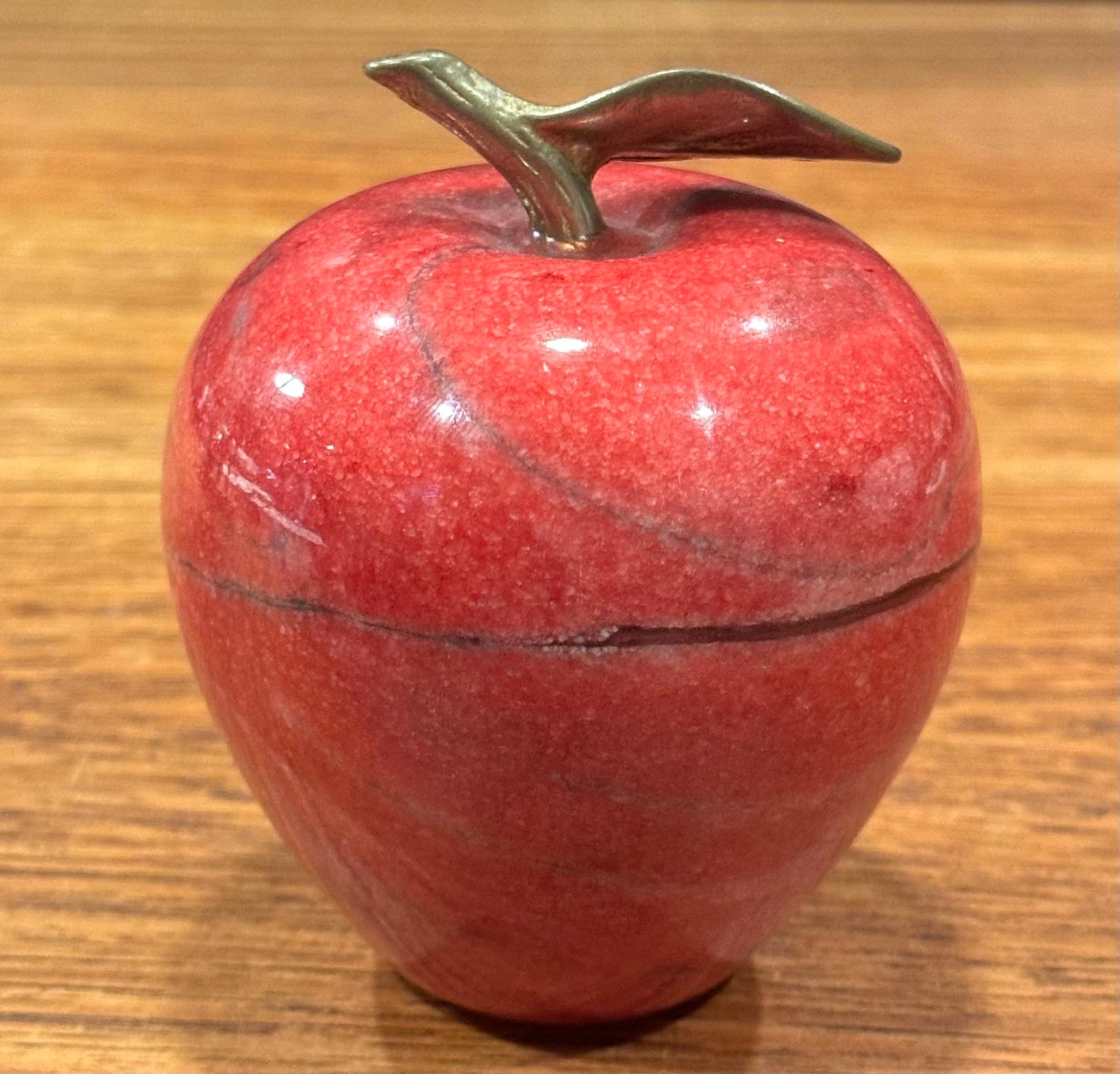 Pisapapeles de Manzana de Mármol Rojo Macizo con Tallo de Latón en venta 1