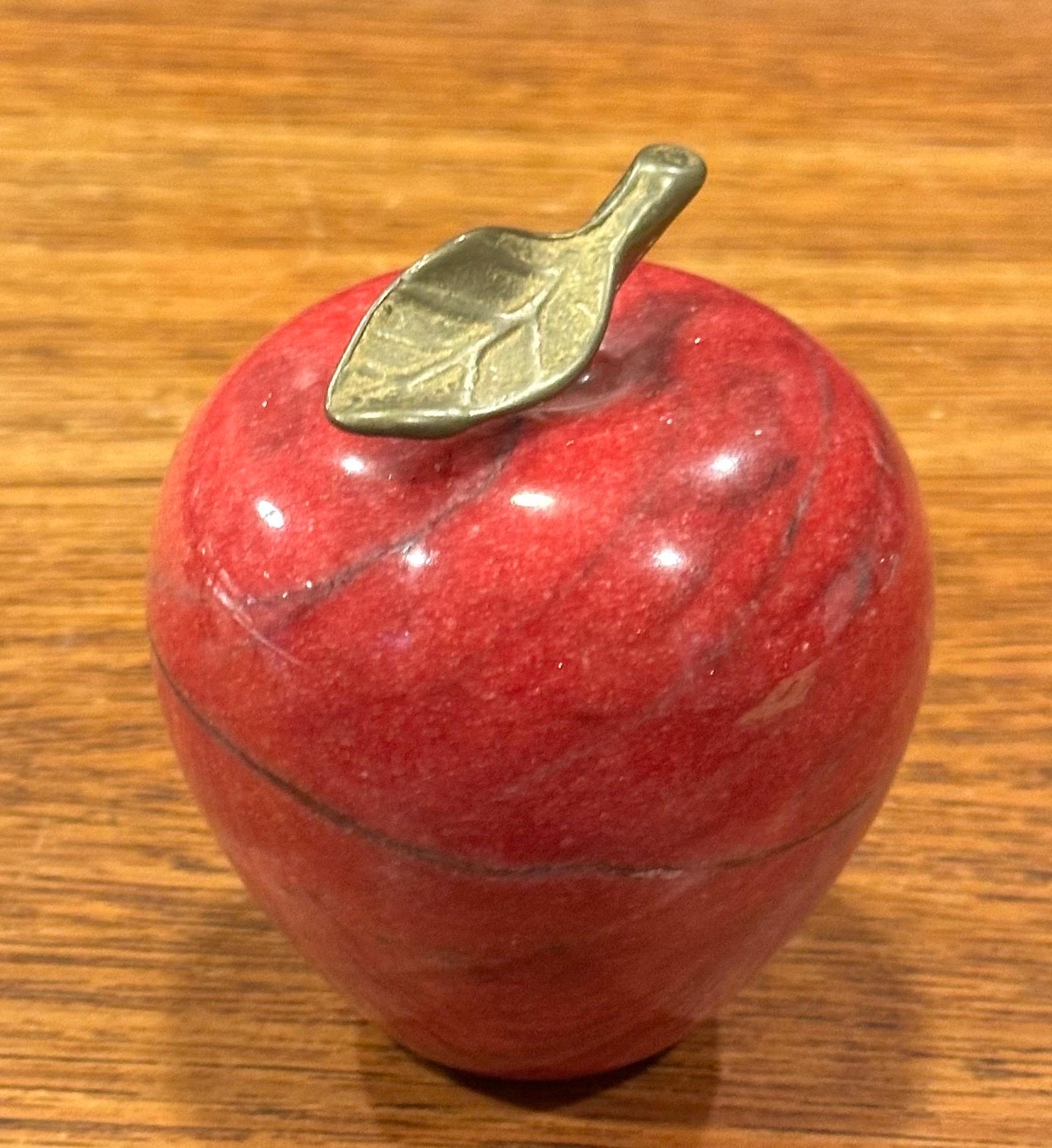 Pisapapeles de Manzana de Mármol Rojo Macizo con Tallo de Latón en venta 2