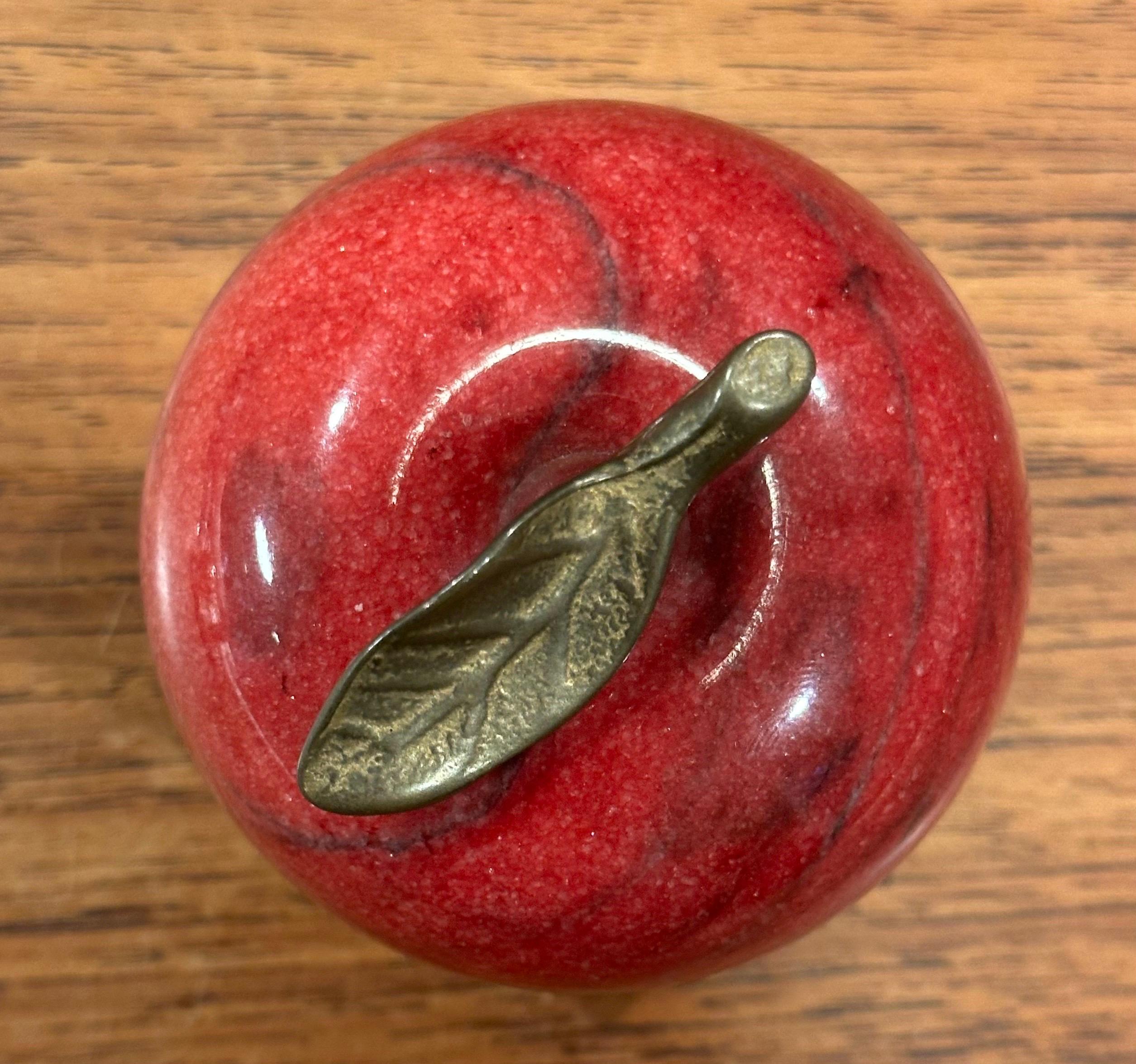 Pisapapeles de Manzana de Mármol Rojo Macizo con Tallo de Latón en venta 3