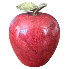 Fermacarte a forma di mela in marmo rosso massiccio con stelo in ottone