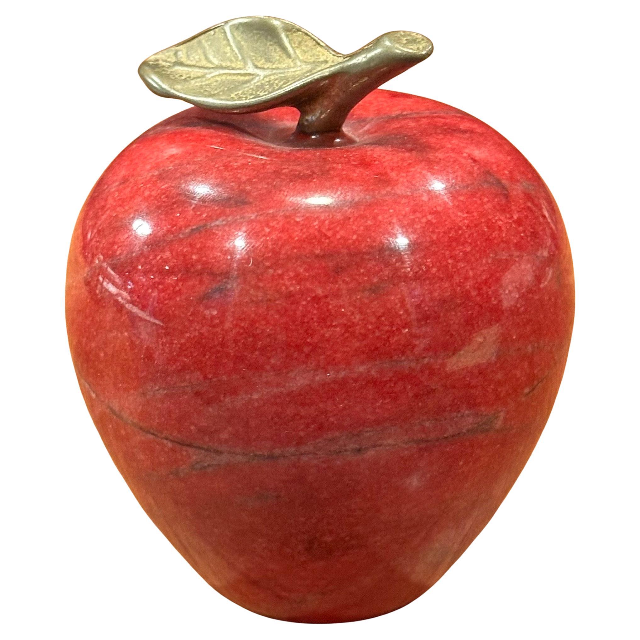 Pisapapeles de Manzana de Mármol Rojo Macizo con Tallo de Latón en venta