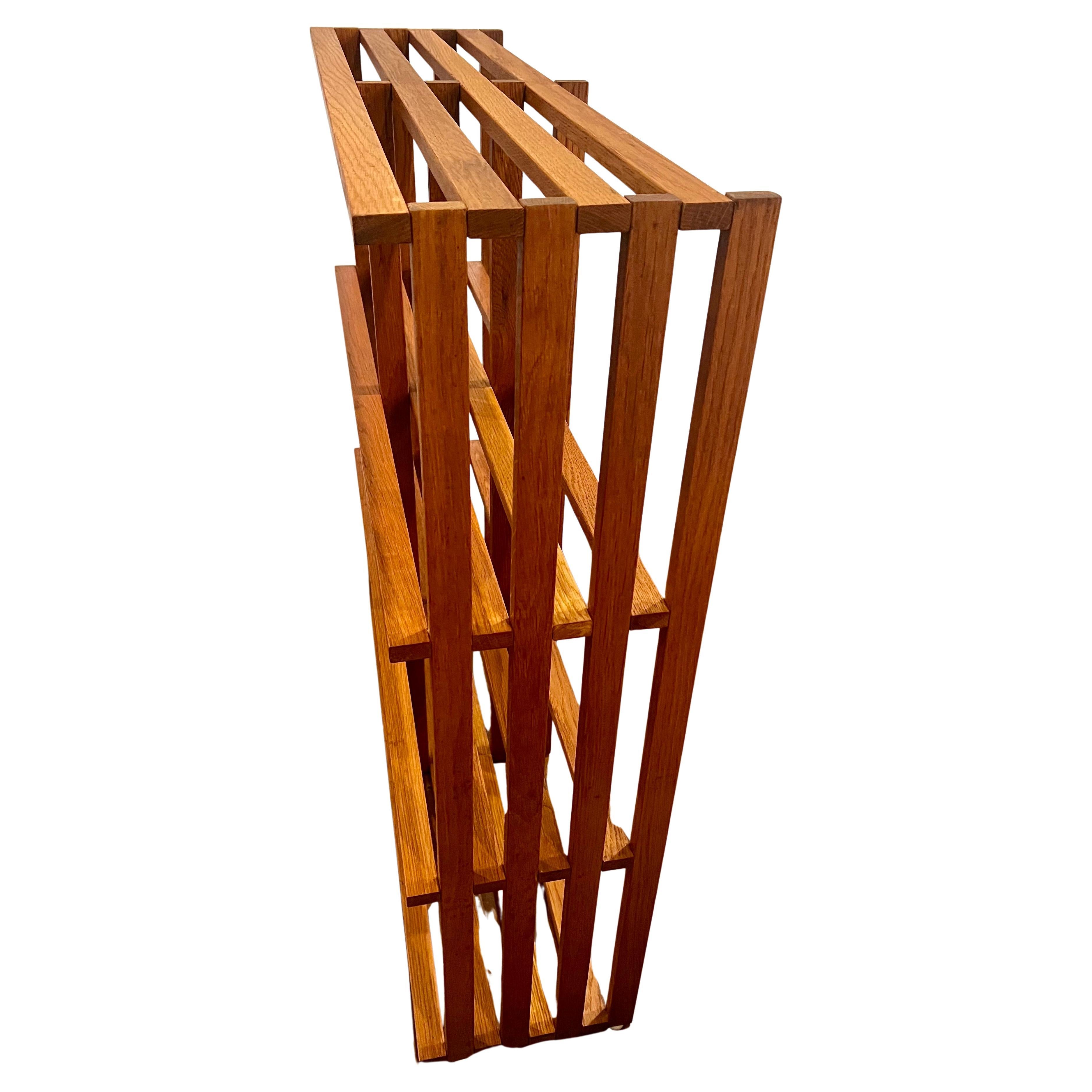 Cette étagère artisanale polyvalente, fabriquée en chêne rouge massif, est une pièce d'art fonctionnelle étonnante. Son design minimaliste et sa fabrication méticuleuse en font un ajout parfait à n'importe quelle maison. L'étagère est entièrement