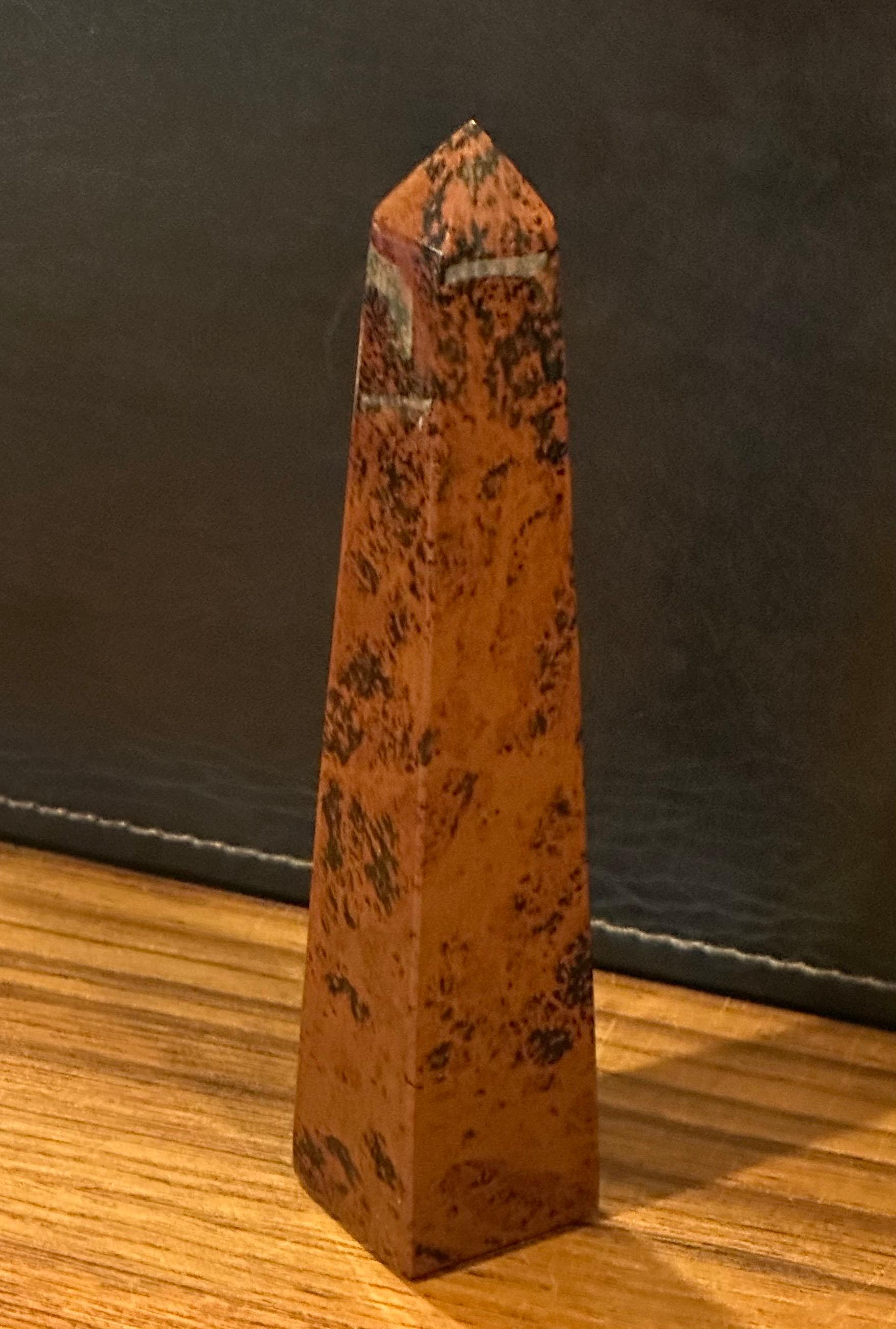 Nord-américain Obélisque décoratif en obsidienne rouge solide en vente
