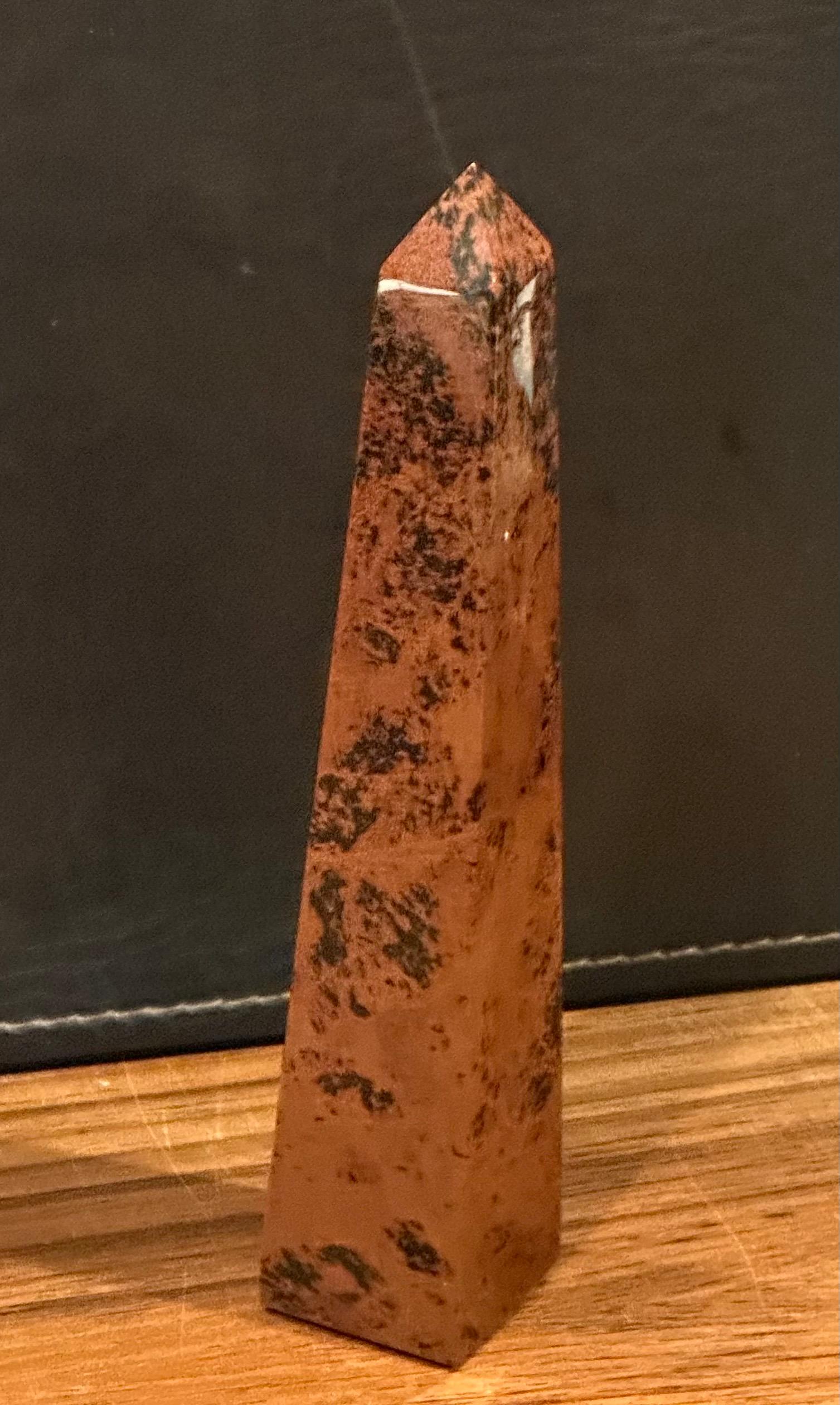 Obélisque décoratif en obsidienne rouge solide Bon état - En vente à San Diego, CA