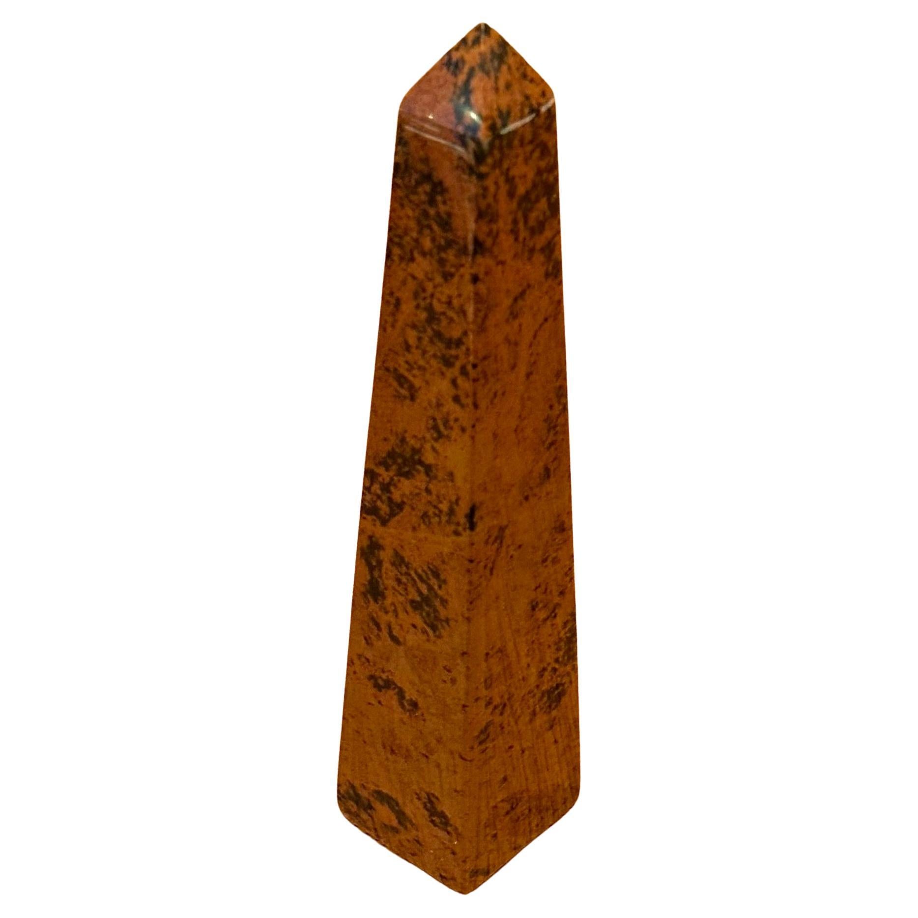 Granit Obélisque décoratif en obsidienne rouge solide en vente