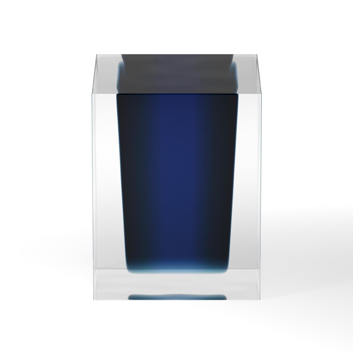 Résine Table d'appoint Dark and Stormy de Lauren Rottet en vente