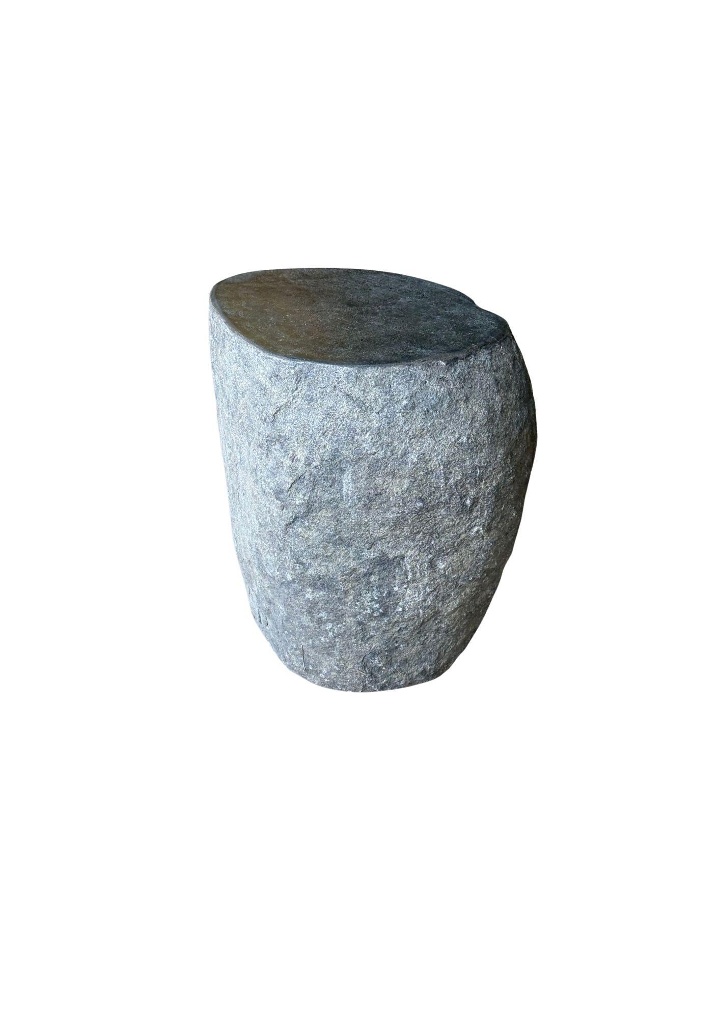 Dieser unglaublich schwere Beistelltisch aus massivem Stein, der aus einem Flussbett in Ostjava stammt, ist ein raffinierter Ausdruck der stillen Kraft und Schönheit der Natur. Aus einem einzigen, ungebrochenen Stück Flussgestein geschnitzt, ist