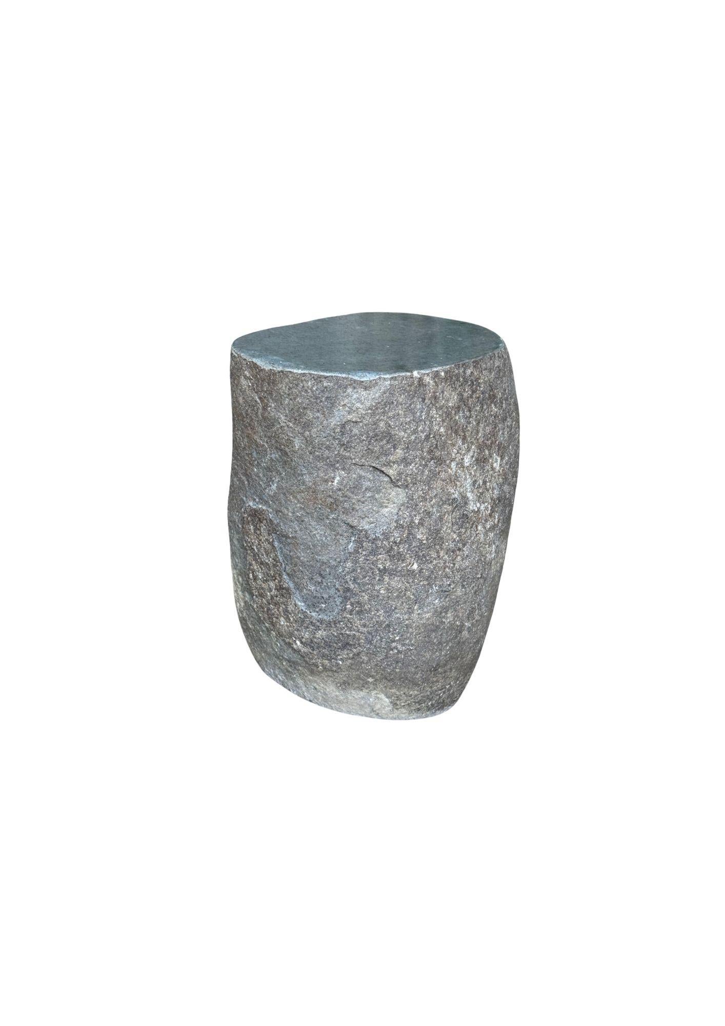 Dieser unglaublich schwere Beistelltisch aus massivem Stein, der aus einem Flussbett in Ostjava stammt, ist ein raffinierter Ausdruck der stillen Kraft und Schönheit der Natur. Aus einem einzigen, ungebrochenen Stück Flussgestein geschnitzt, ist