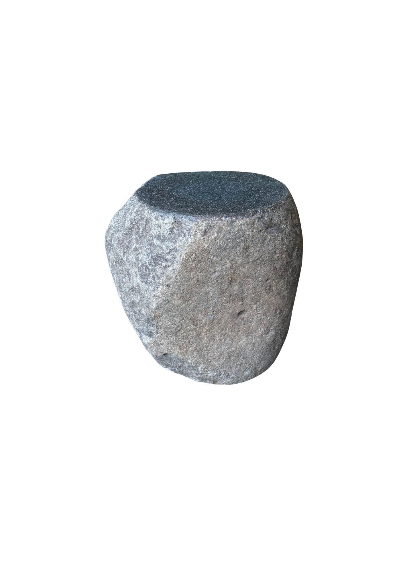 Dieser unglaublich schwere Beistelltisch aus massivem Stein, der aus einem Flussbett in Ostjava stammt, ist ein raffinierter Ausdruck der stillen Kraft und Schönheit der Natur. Aus einem einzigen, ungebrochenen Stück Flussgestein geschnitzt, ist