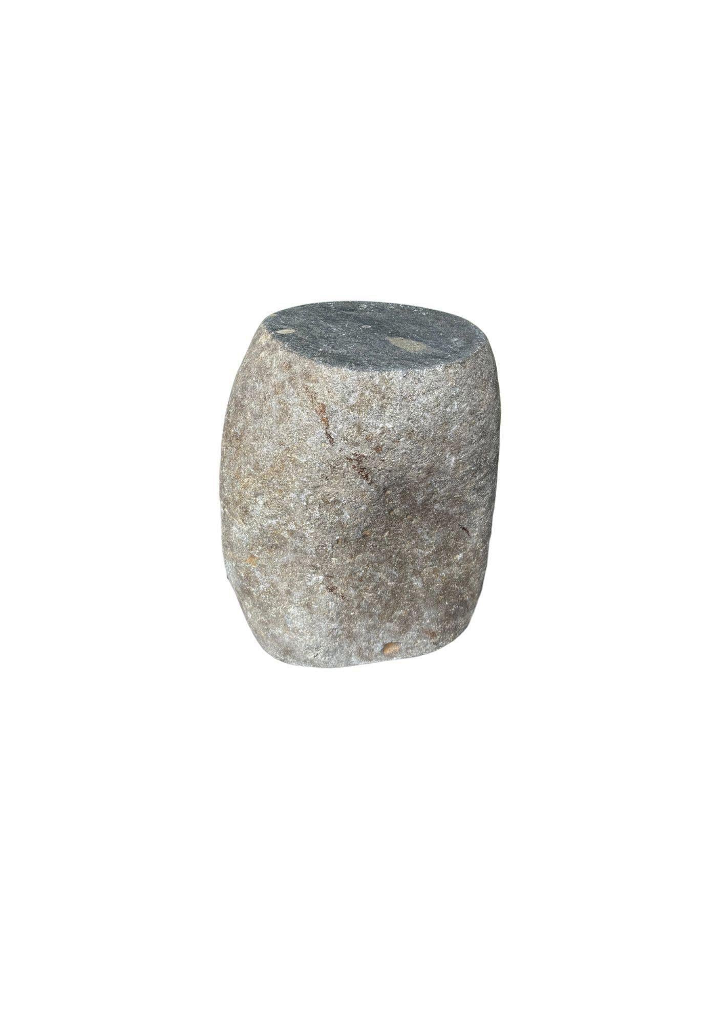 Dieser unglaublich schwere Beistelltisch aus massivem Stein, der aus einem Flussbett in Ostjava stammt, ist ein raffinierter Ausdruck der stillen Kraft und Schönheit der Natur. Aus einem einzigen, ungebrochenen Stück Flussgestein geschnitzt, ist