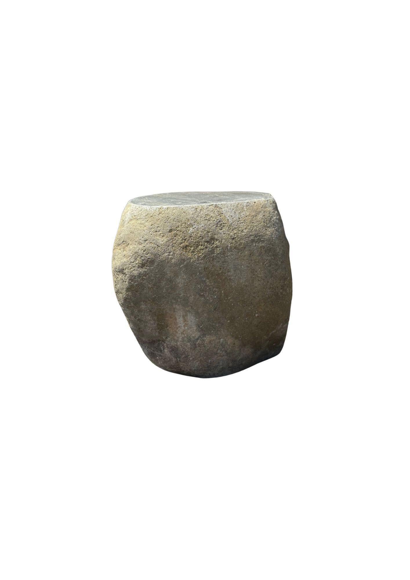 Dieser unglaublich schwere Beistelltisch aus massivem Stein, der aus einem Flussbett in Ostjava stammt, ist ein raffinierter Ausdruck der stillen Kraft und Schönheit der Natur. Aus einem einzigen, ungebrochenen Stück Flussgestein geschnitzt, ist