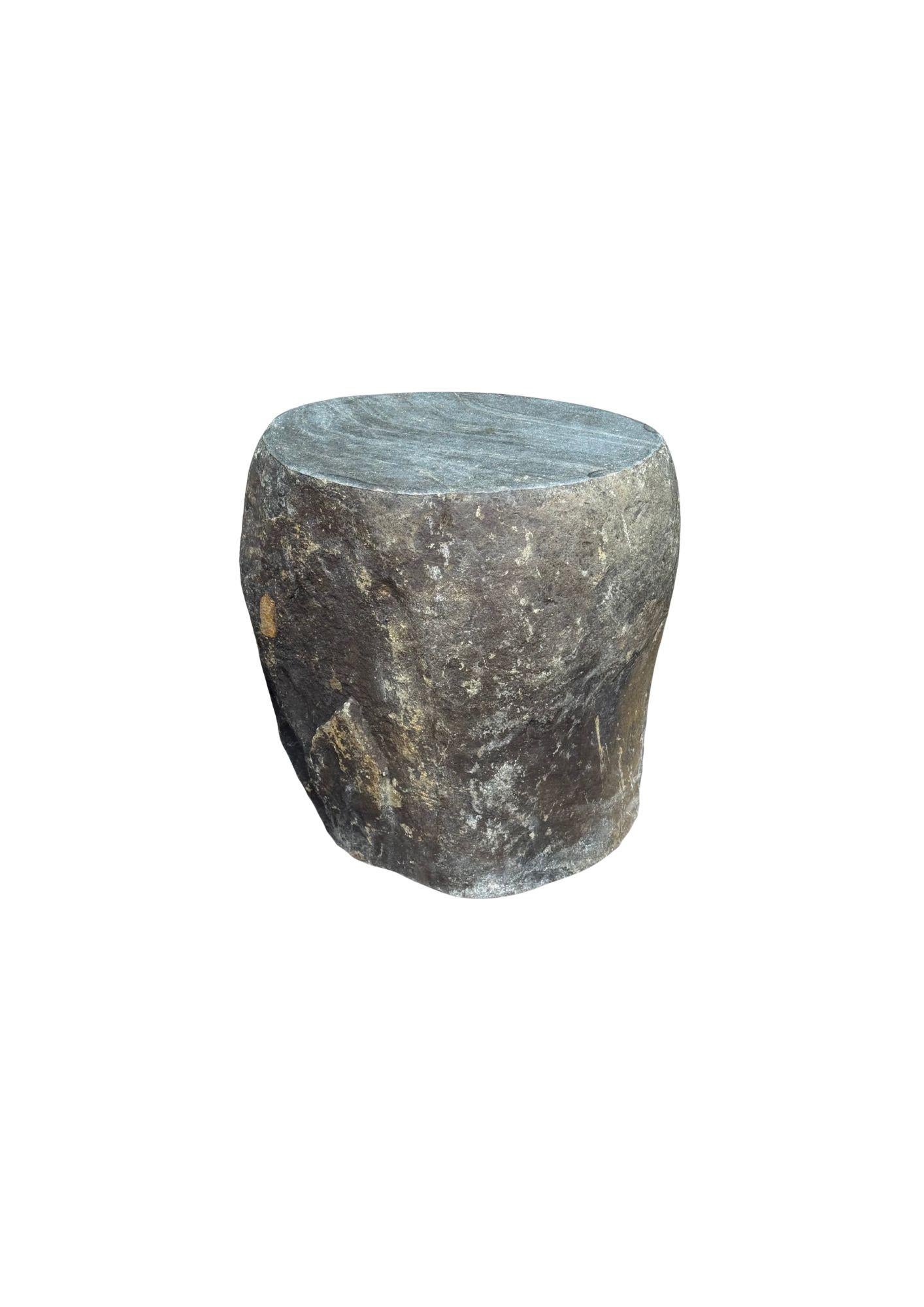 Dieser unglaublich schwere Beistelltisch aus massivem Stein, der aus einem Flussbett in Ostjava stammt, ist ein raffinierter Ausdruck der stillen Kraft und Schönheit der Natur. Aus einem einzigen, ungebrochenen Stück Flussgestein geschnitzt, ist