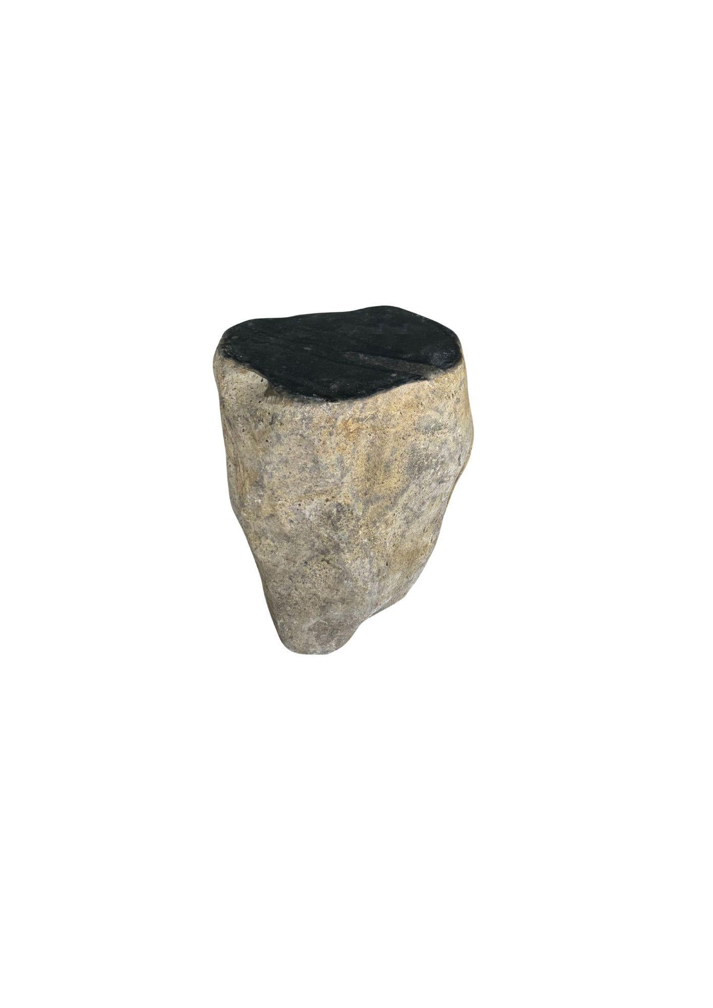 Extraída del lecho de un río de Java Oriental, esta mesa auxiliar de piedra maciza increíblemente pesada es una refinada expresión de la fuerza y la belleza silenciosas de la naturaleza. Tallada a partir de una pieza única e intacta de roca de río,