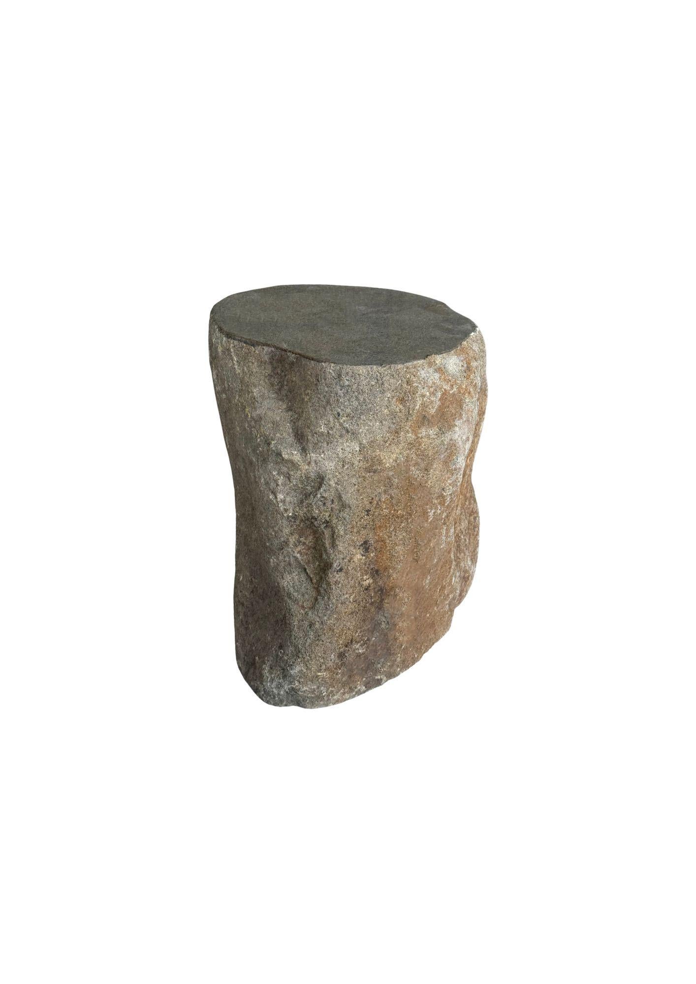 Extraída del lecho de un río de Java Oriental, esta mesa auxiliar de piedra maciza increíblemente pesada es una refinada expresión de la fuerza y la belleza silenciosas de la naturaleza. Tallada a partir de una pieza única e intacta de roca de río,
