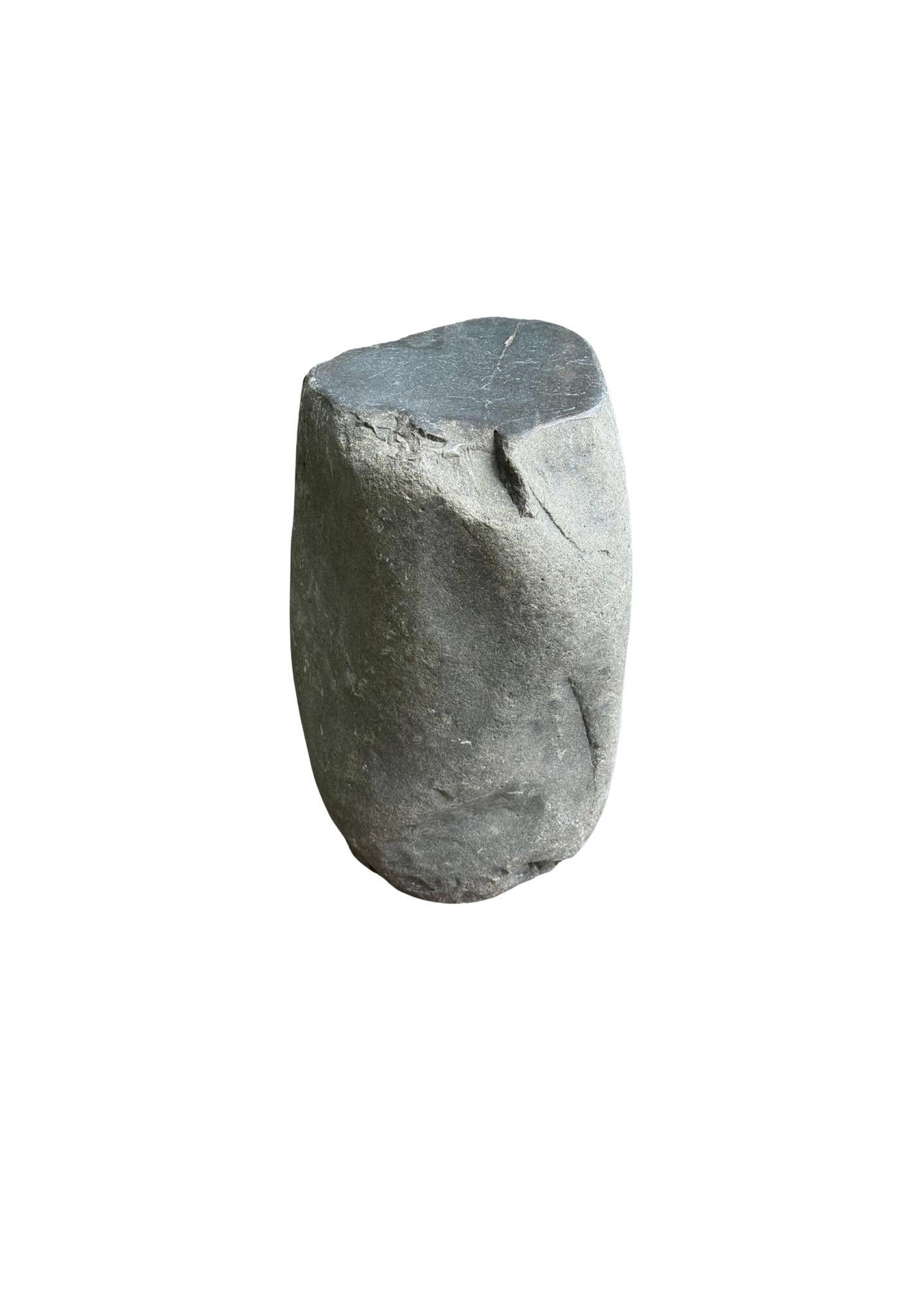 Beistelltisch aus massivem Flussstein aus Java, Indonesien (Organische Moderne) im Angebot