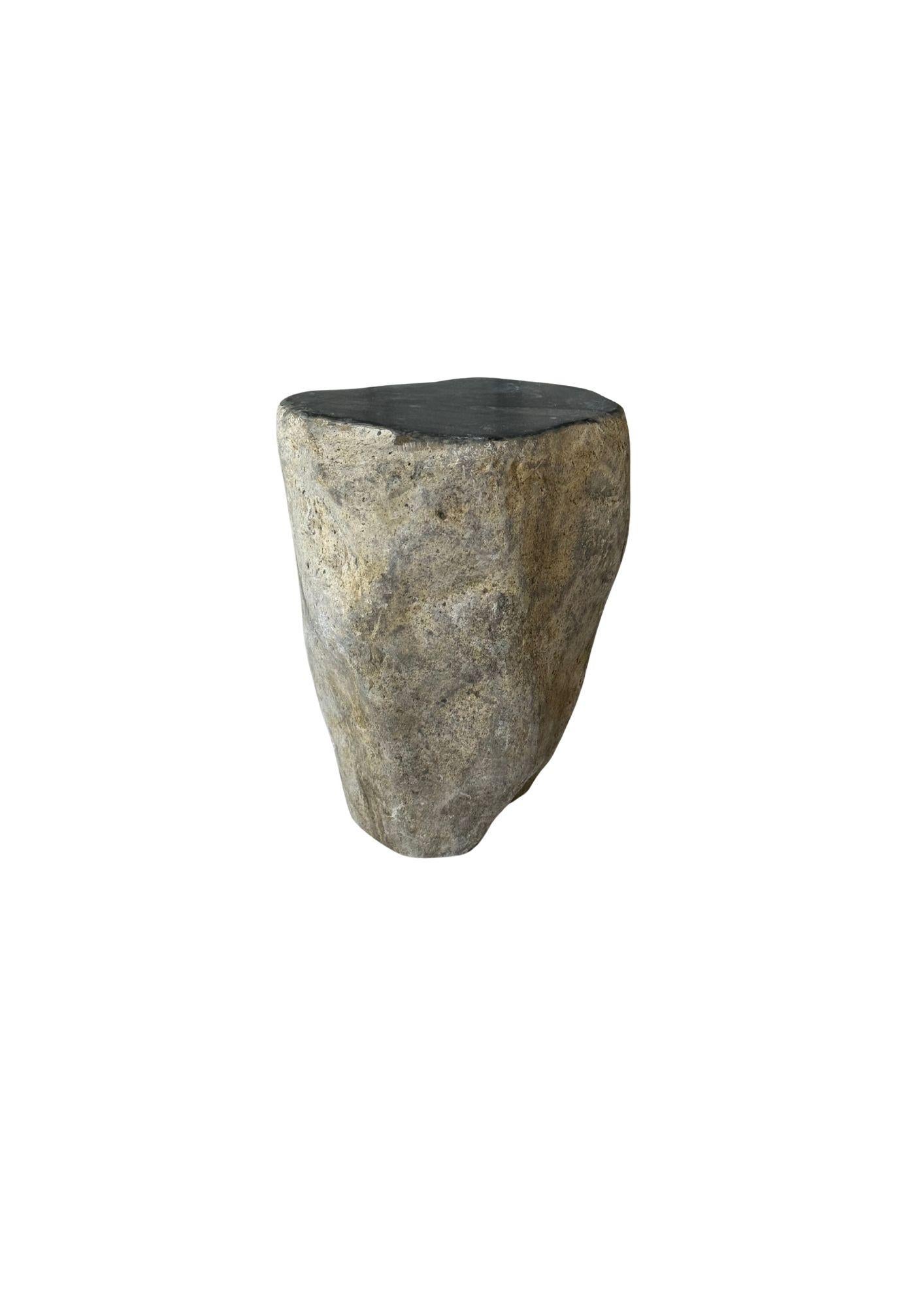 Mesa auxiliar de piedra de río maciza de Java, Indonesia Moderno orgánico en venta