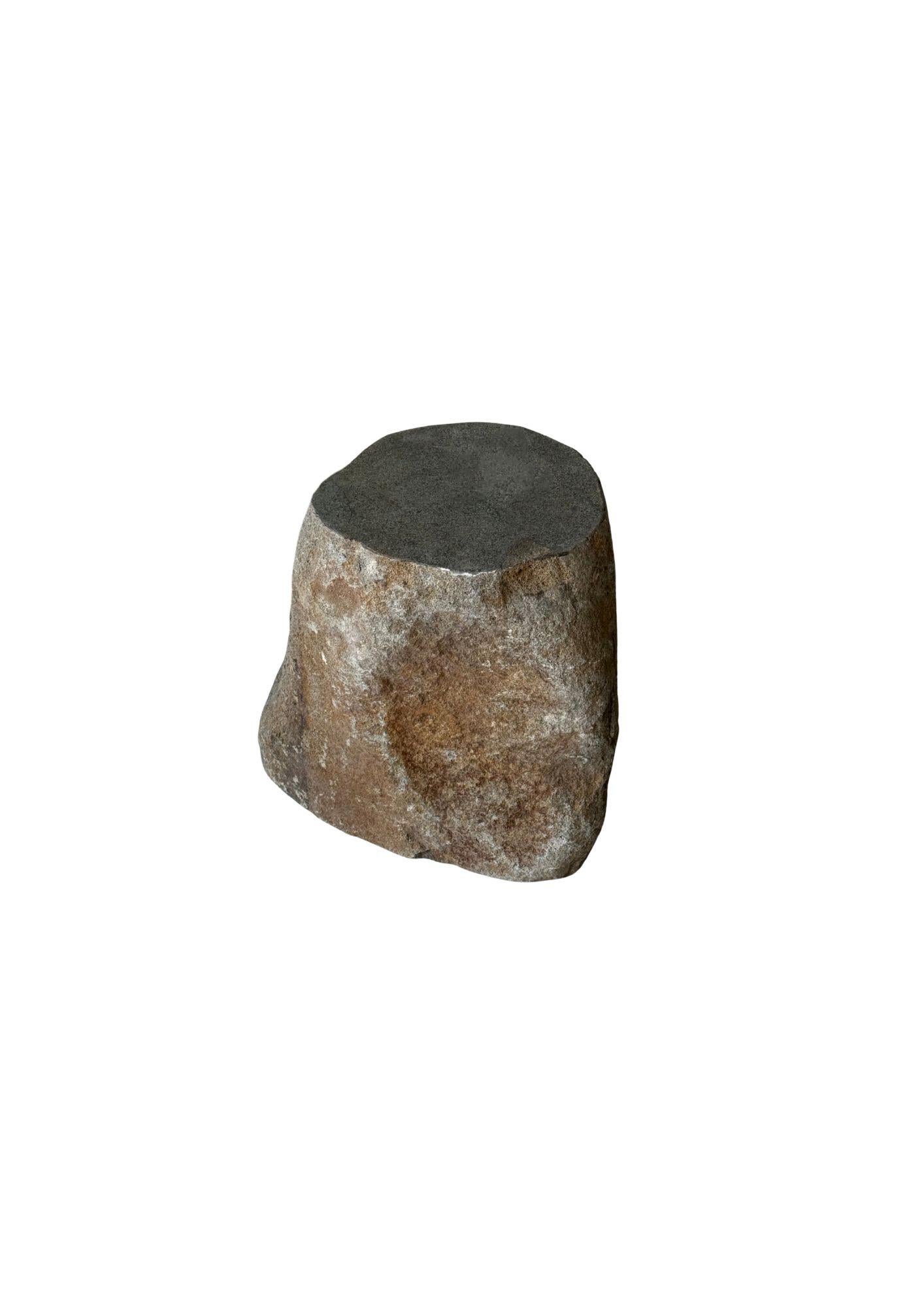 Mesa auxiliar de piedra de río maciza de Java, Indonesia Moderno orgánico en venta