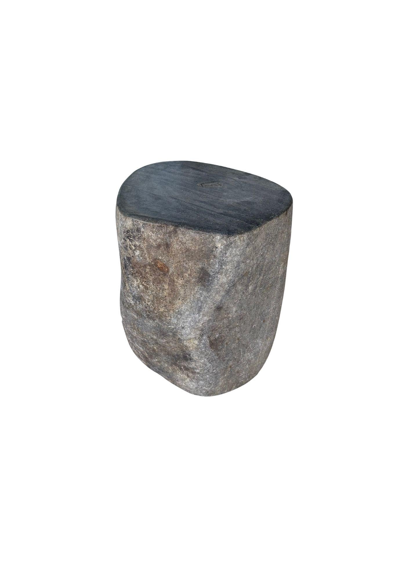Mesa auxiliar de piedra de río maciza de Java, Indonesia Moderno orgánico en venta
