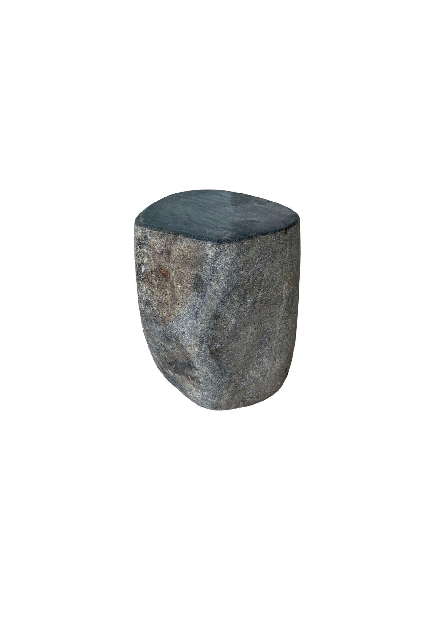 Mesa auxiliar de piedra de río maciza de Java, Indonesia Indonesio en venta