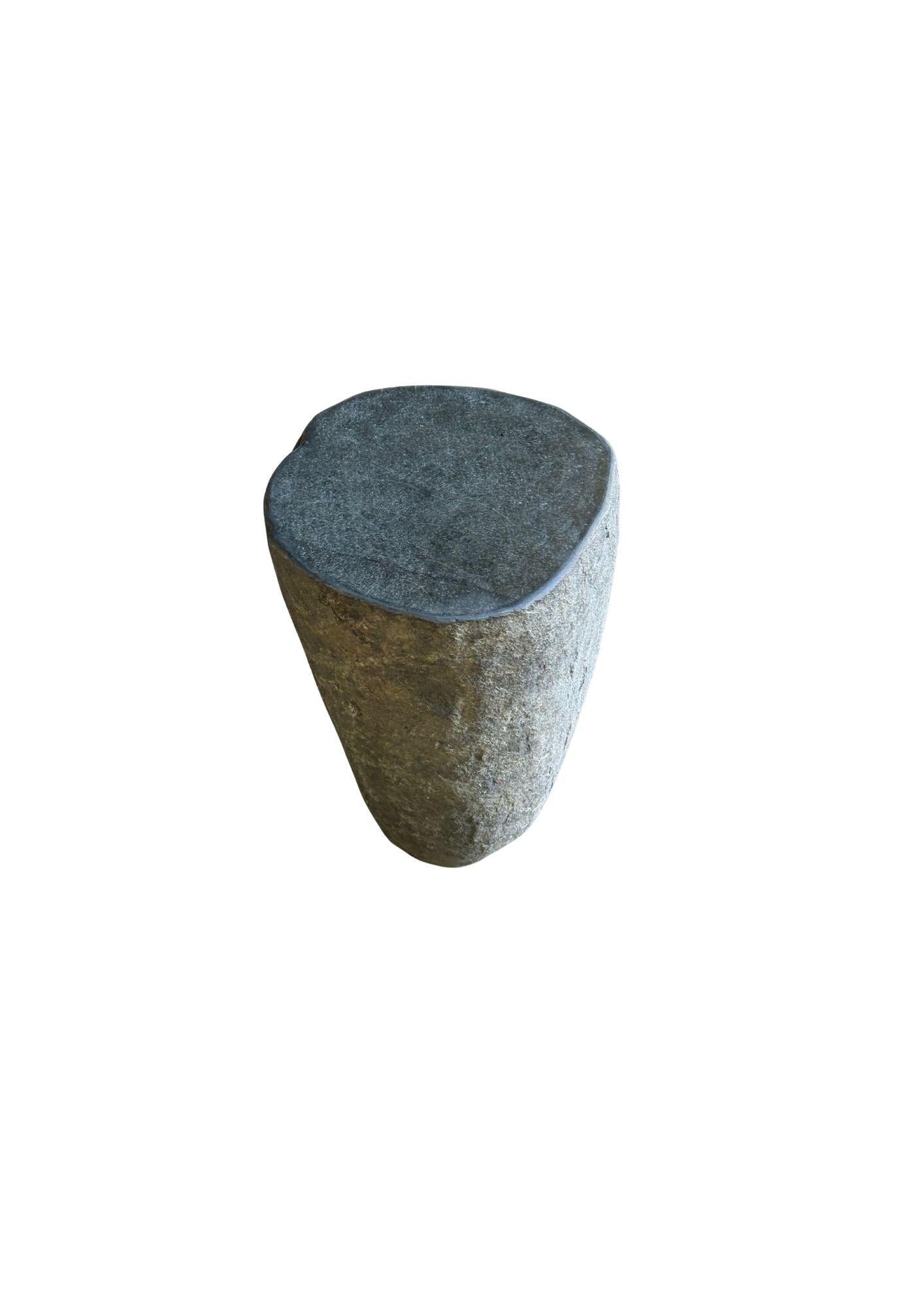 Beistelltisch aus massivem Flussstein aus Java, Indonesien (Handgefertigt) im Angebot