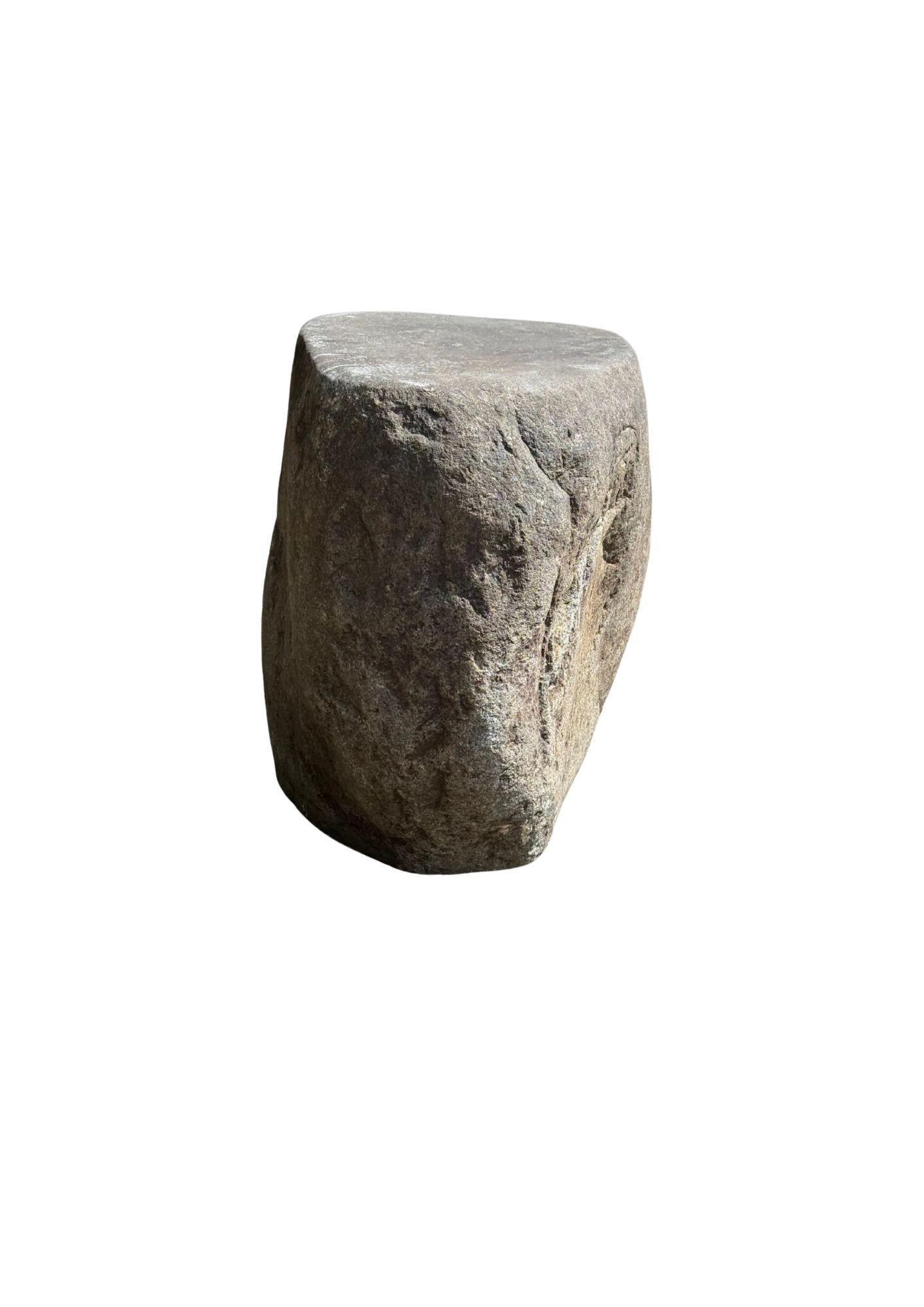 Beistelltisch aus massivem Flussstein aus Java, Indonesien (Handgefertigt) im Angebot