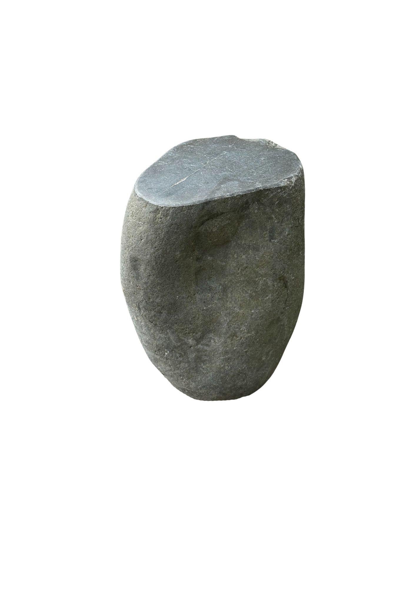 Beistelltisch aus massivem Flussstein aus Java, Indonesien (Handgefertigt) im Angebot