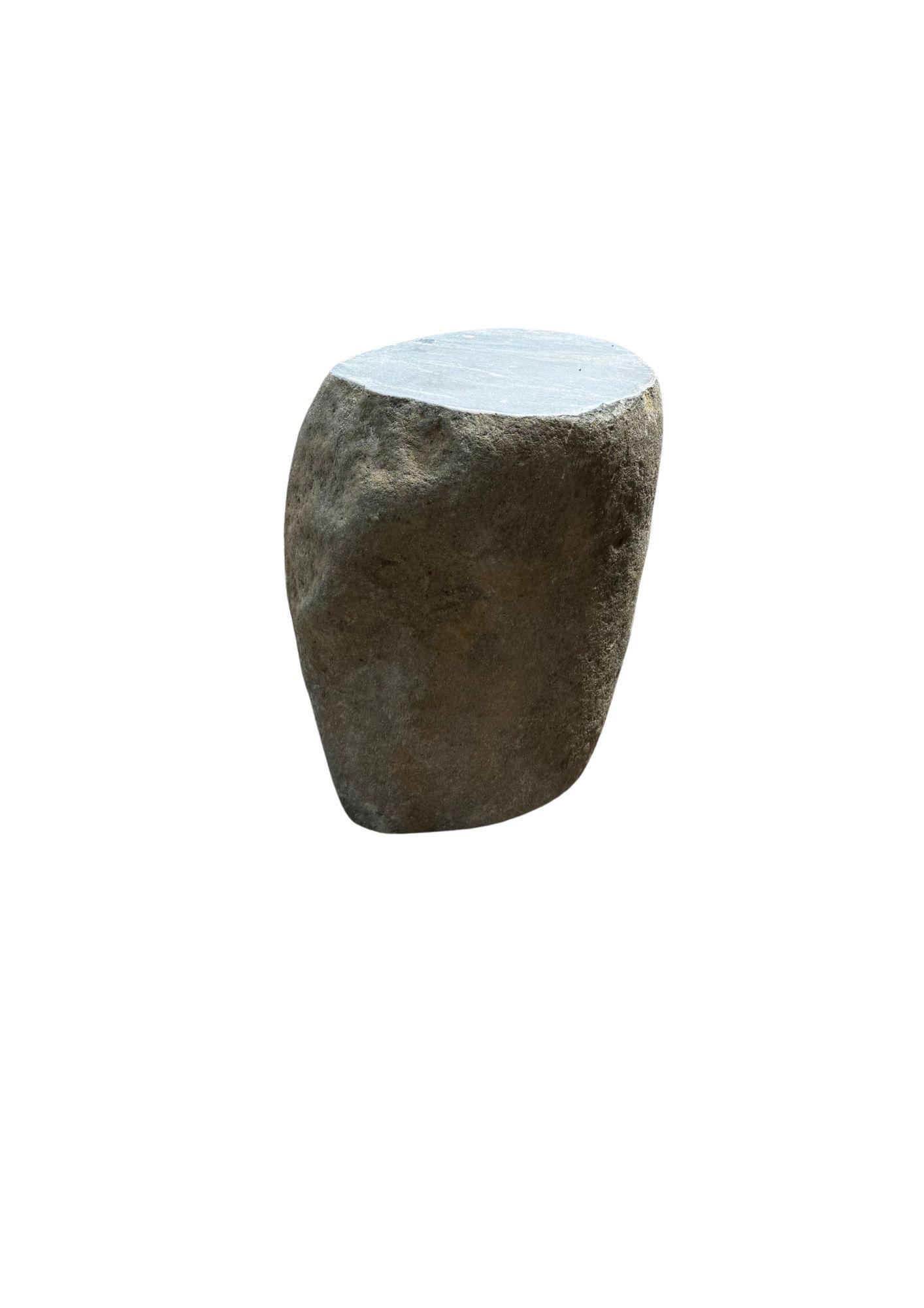 Beistelltisch aus massivem Flussstein aus Java, Indonesien (Handgefertigt) im Angebot