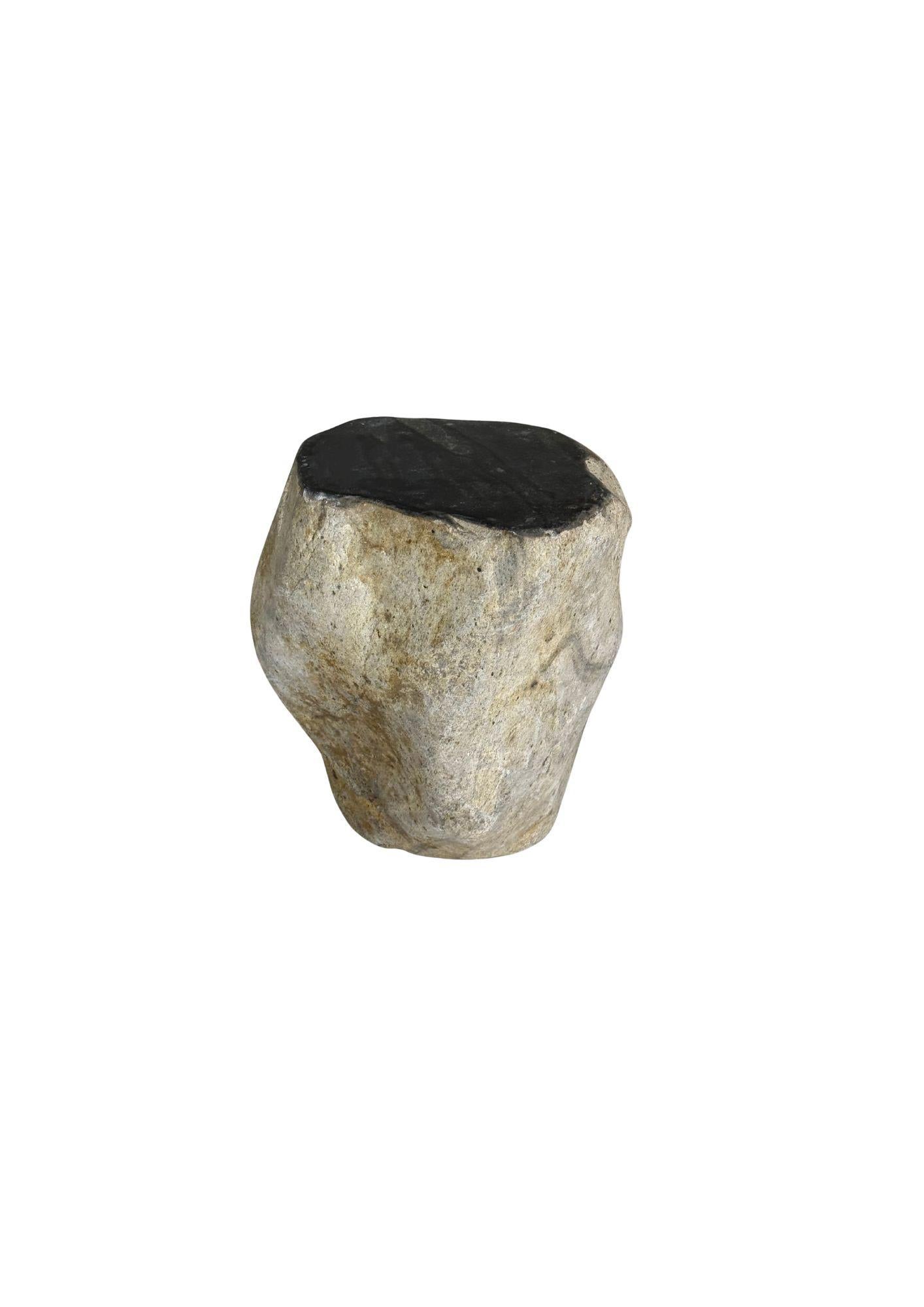 Mesa auxiliar de piedra de río maciza de Java, Indonesia Hecho a mano en venta