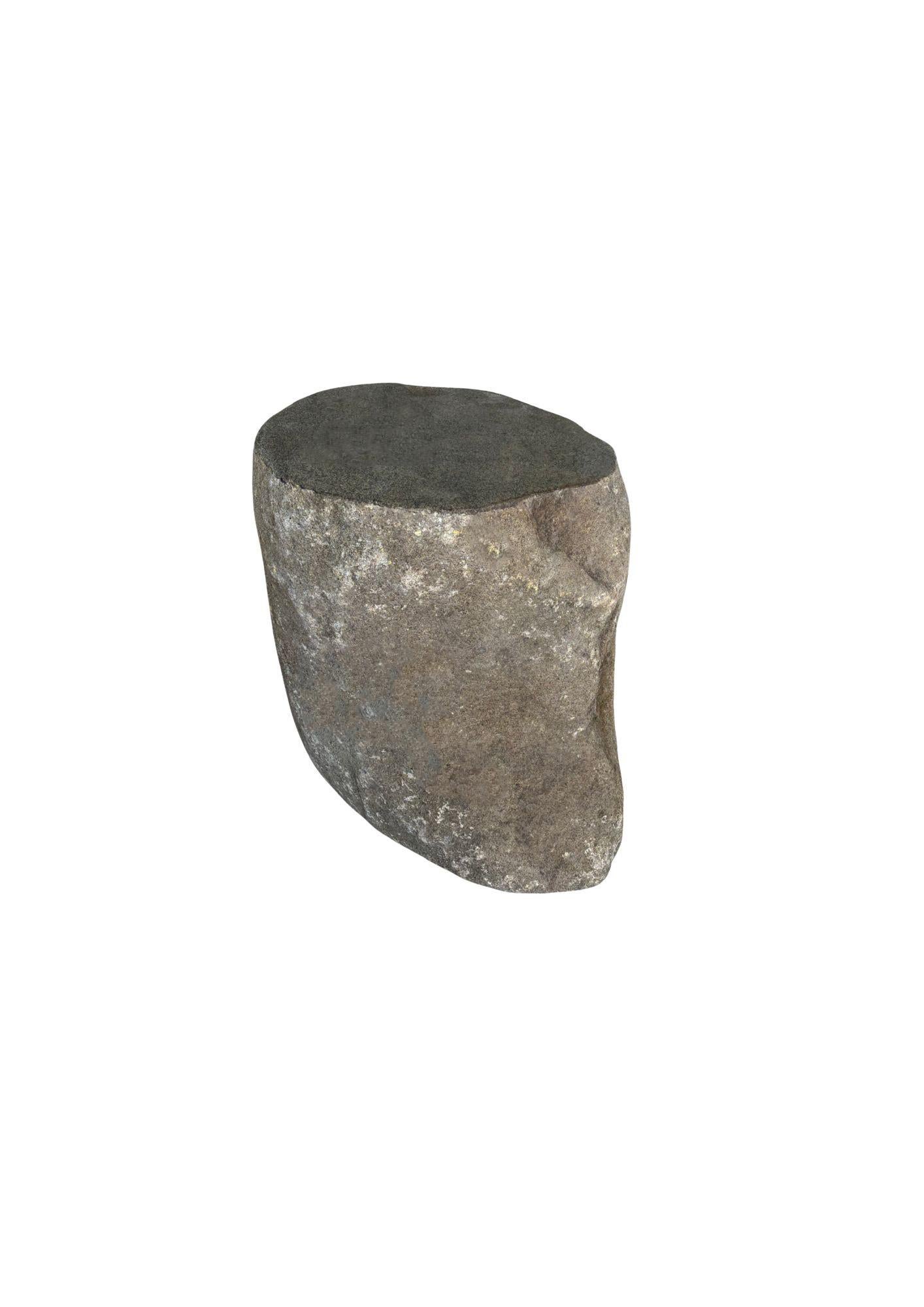 Mesa auxiliar de piedra de río maciza de Java, Indonesia Hecho a mano en venta