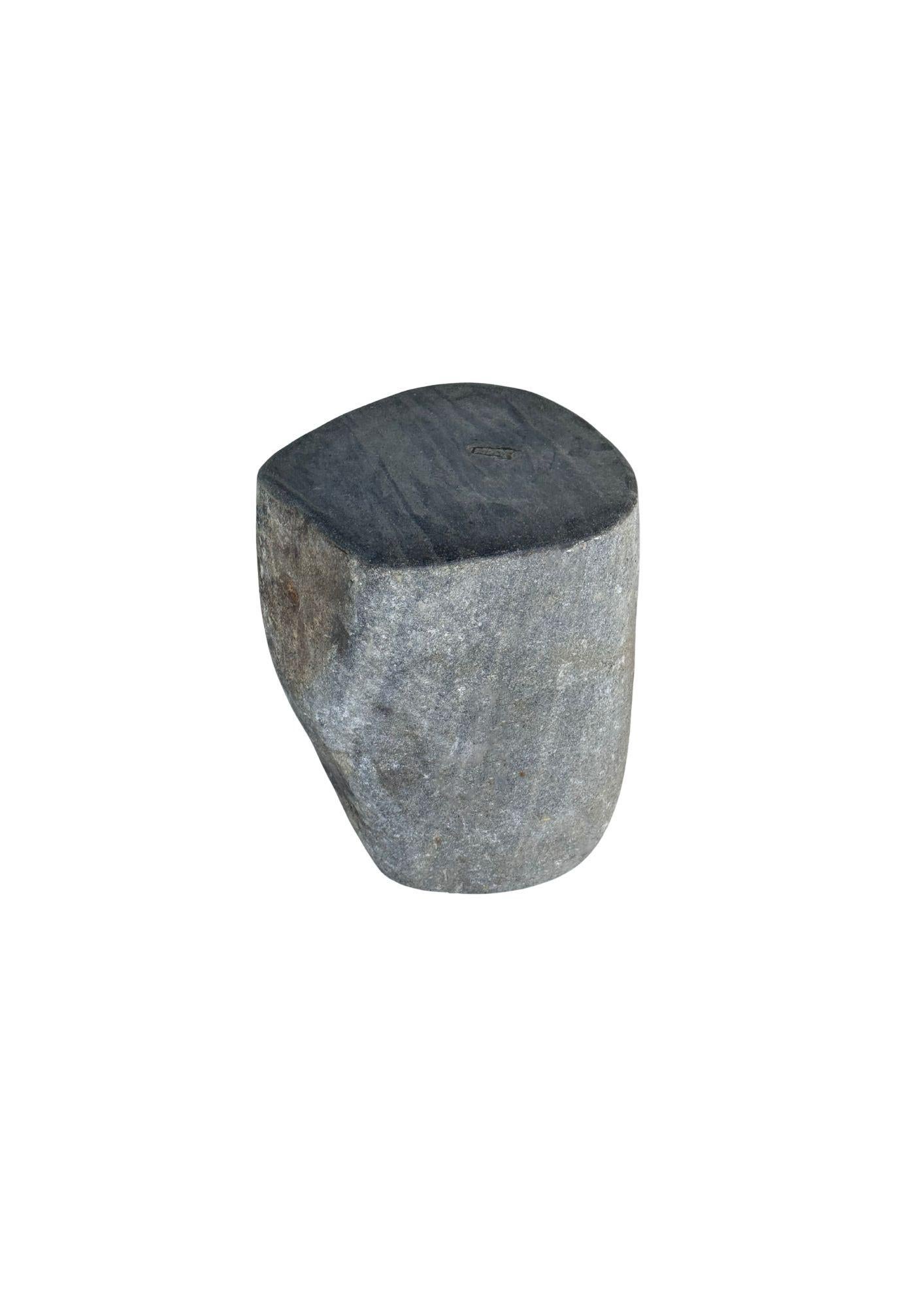 Mesa auxiliar de piedra de río maciza de Java, Indonesia Hecho a mano en venta