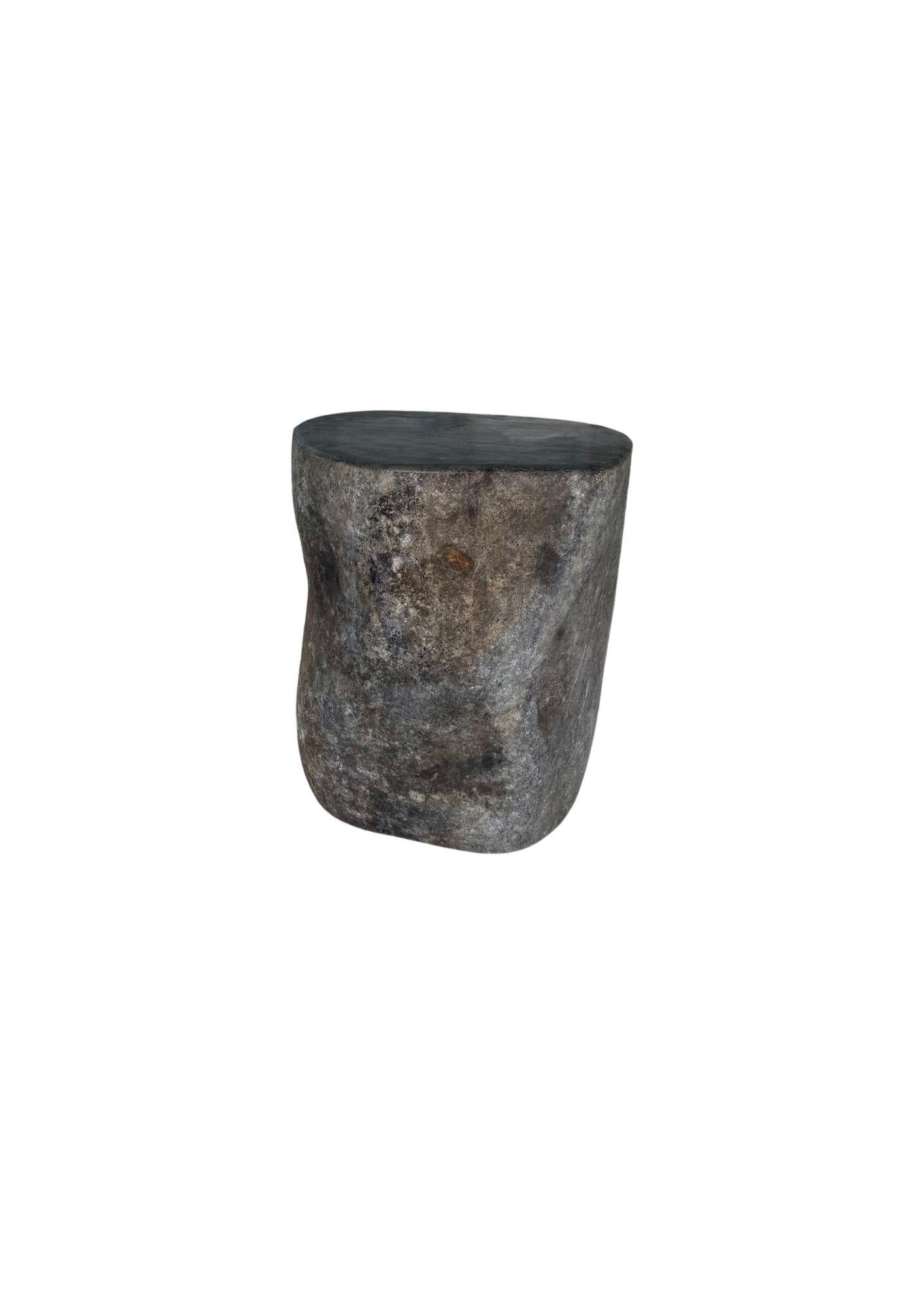 Mesa auxiliar de piedra de río maciza de Java, Indonesia en Bueno estado para la venta en Jimbaran, Bali