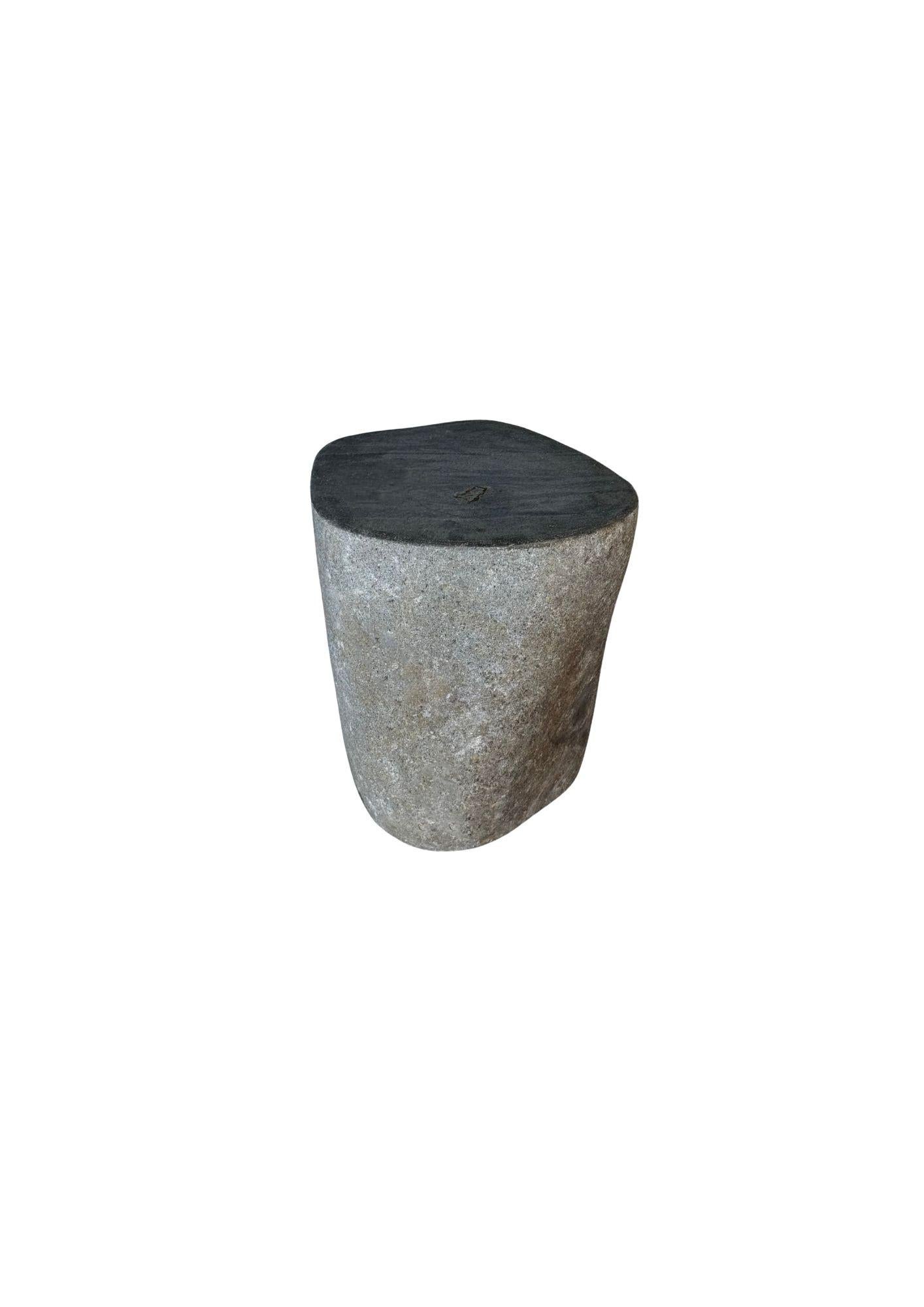 Mesa auxiliar de piedra de río maciza de Java, Indonesia Siglo XXI y contemporáneo en venta
