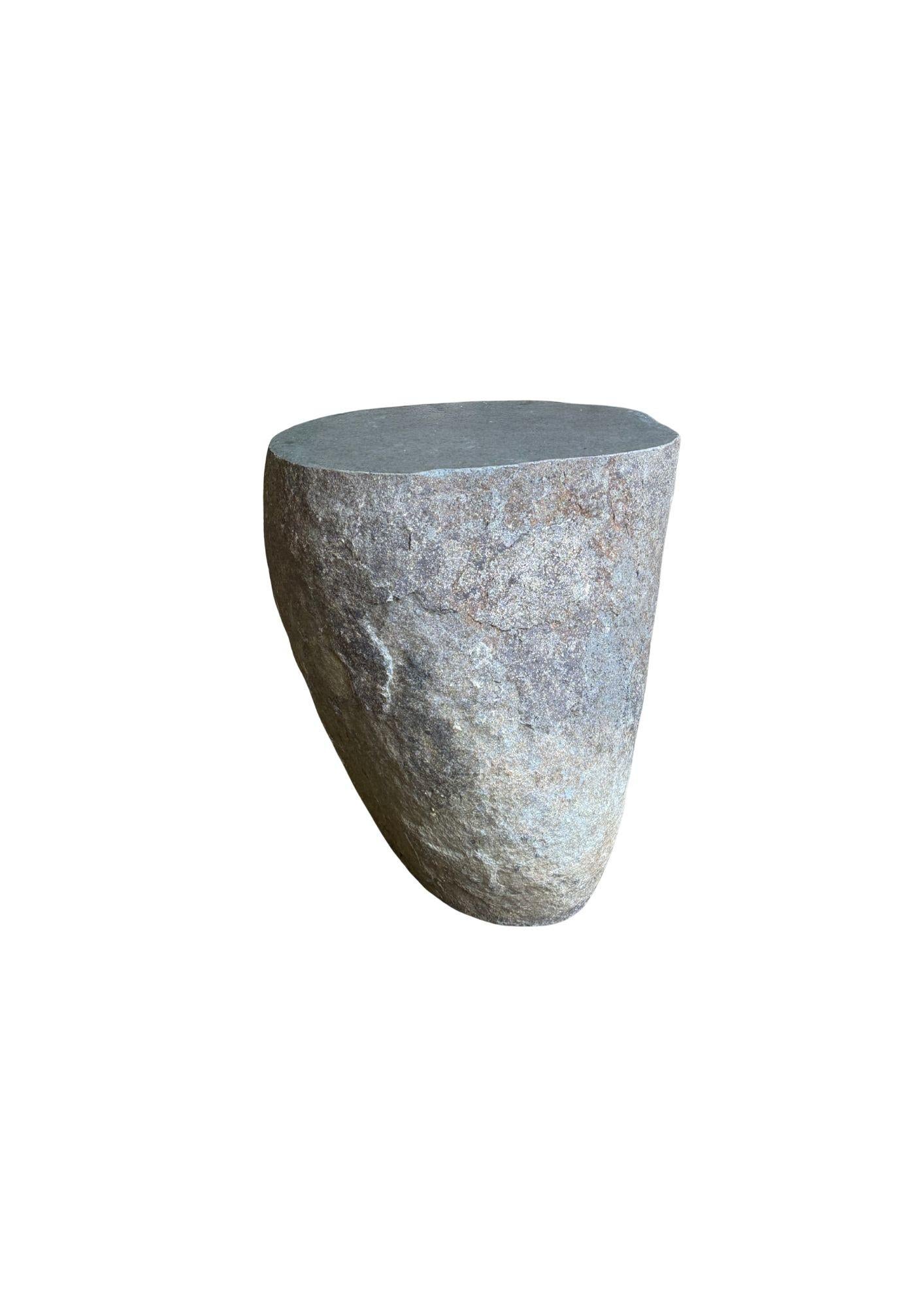 Beistelltisch aus massivem Flussstein aus Java, Indonesien (Stein) im Angebot