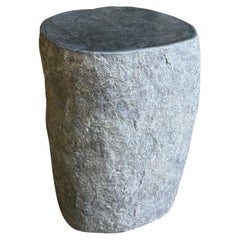 Table d'appoint en pierre de rivière massive de Java, Indonésie