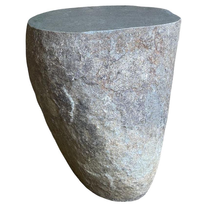 Beistelltisch aus massivem Flussstein aus Java, Indonesien im Angebot
