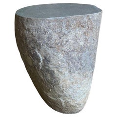 Table d'appoint en pierre de rivière massive de Java, Indonésie