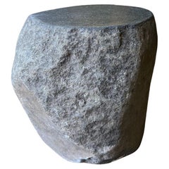 Table d'appoint en pierre de rivière massive de Java, Indonésie