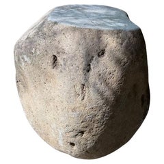 Tavolino in pietra di fiume massiccia di Giava, Indonesia