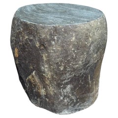 Beistelltisch aus massivem Flussstein aus Java, Indonesien