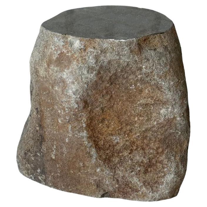 Mesa auxiliar de piedra de río maciza de Java, Indonesia en venta