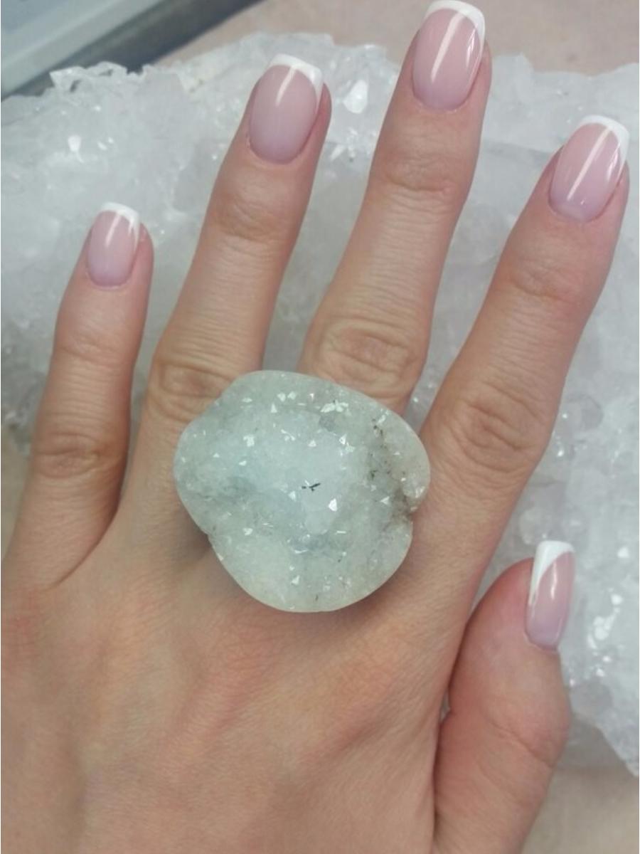 Artisan Solid Rock Crystal Ring Clear Quartz Raw Snow White Natural Brazilian Gemstone (bague en cristal de roche massif) en vente
