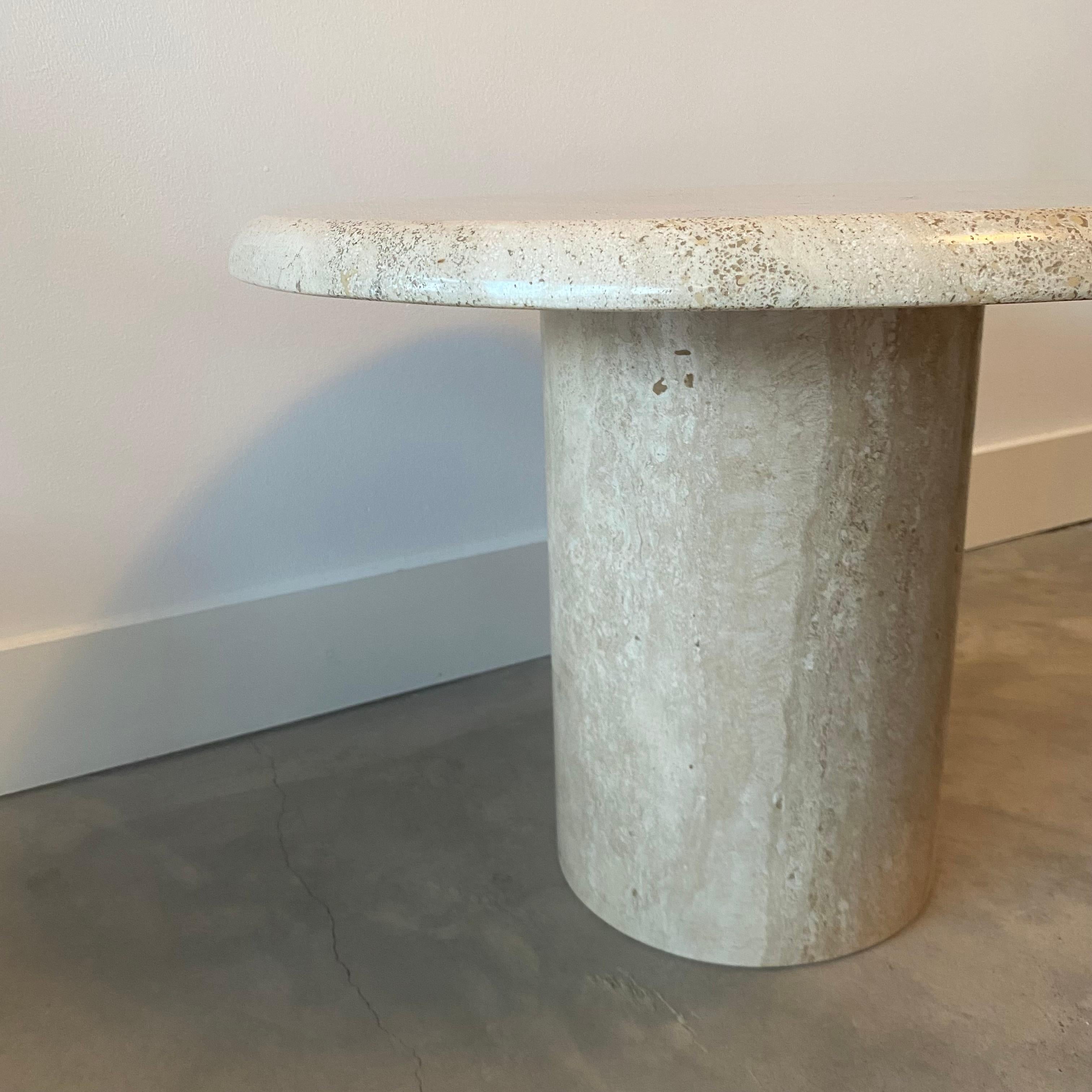 Fin du 20e siècle Table basse à piédestal en travertin romain massif, Italie, 1970 en vente
