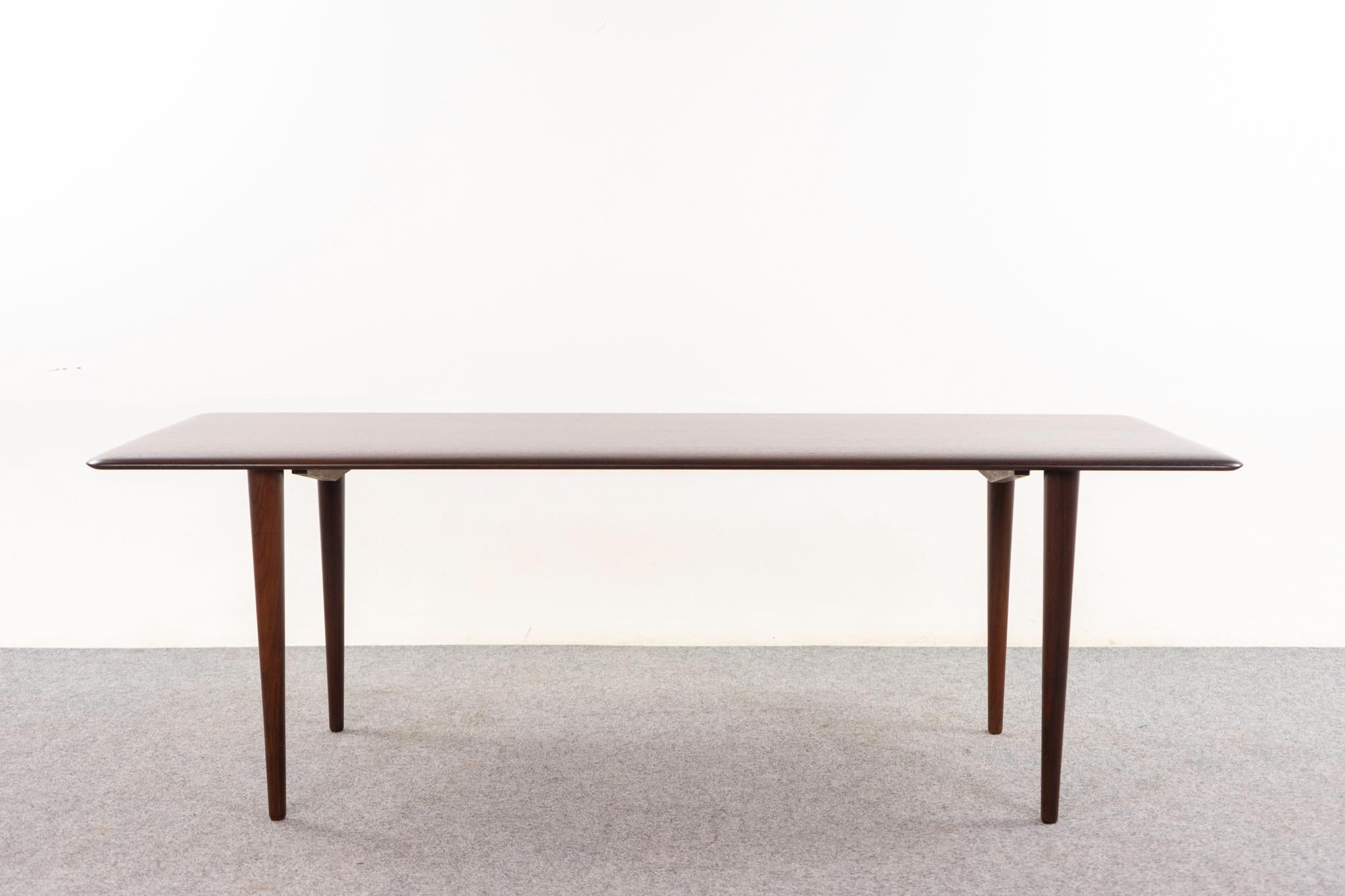 Mesa baja de palisandro de Peter Hvidt y Orla Molgaard-Nielsen para France & Son, hacia la década de 1950. Raro palisandro macizo, tapa con filo de cuchillo y preciosas vetas. Piernas largas, esbeltas y afiladas. Marca de fabricante France & Sons