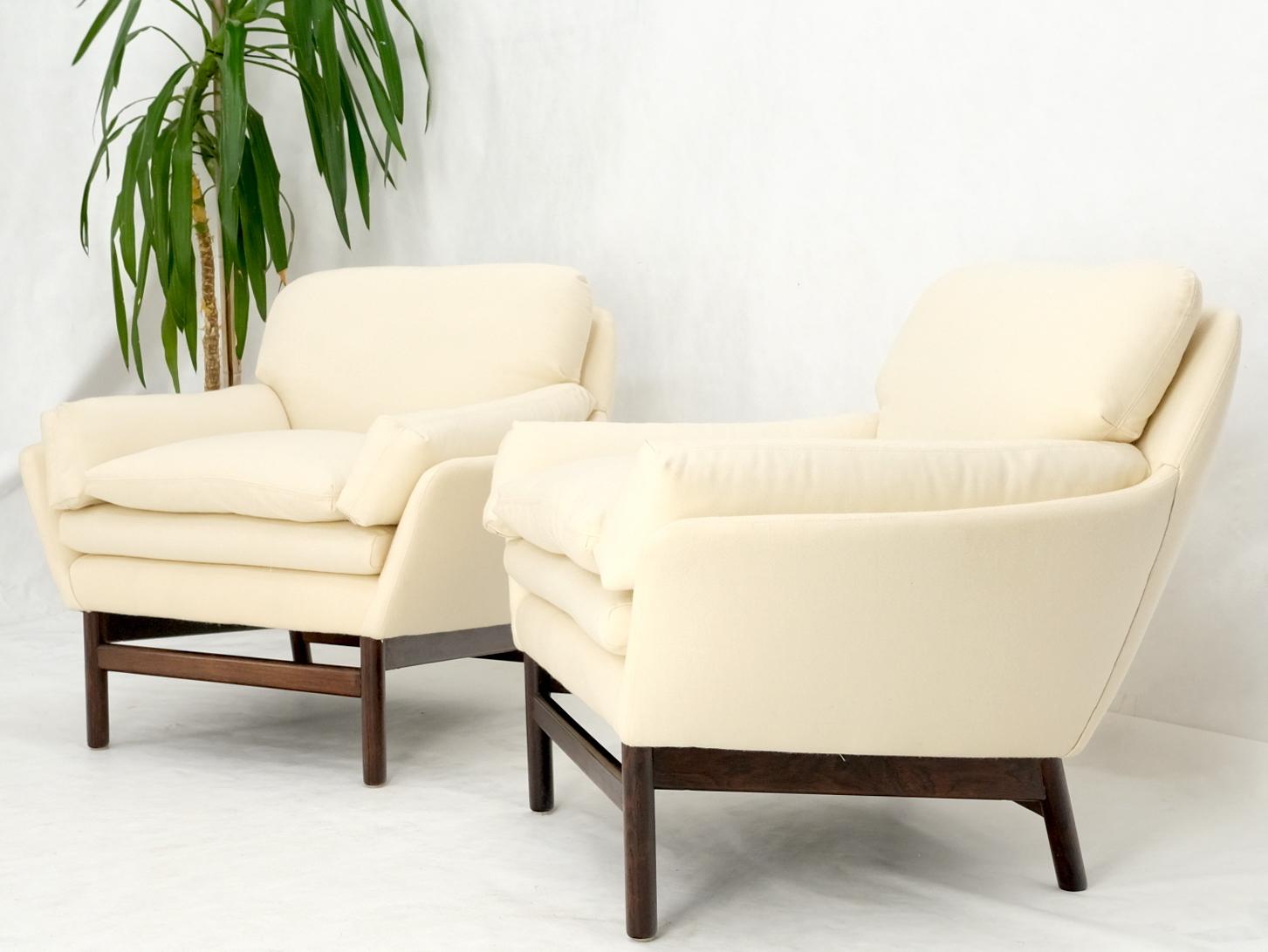 20th Century Solid Rosewood Dowel Shape Legs New Soft Wool Upholstery Danish Lounge Chairs For Sale