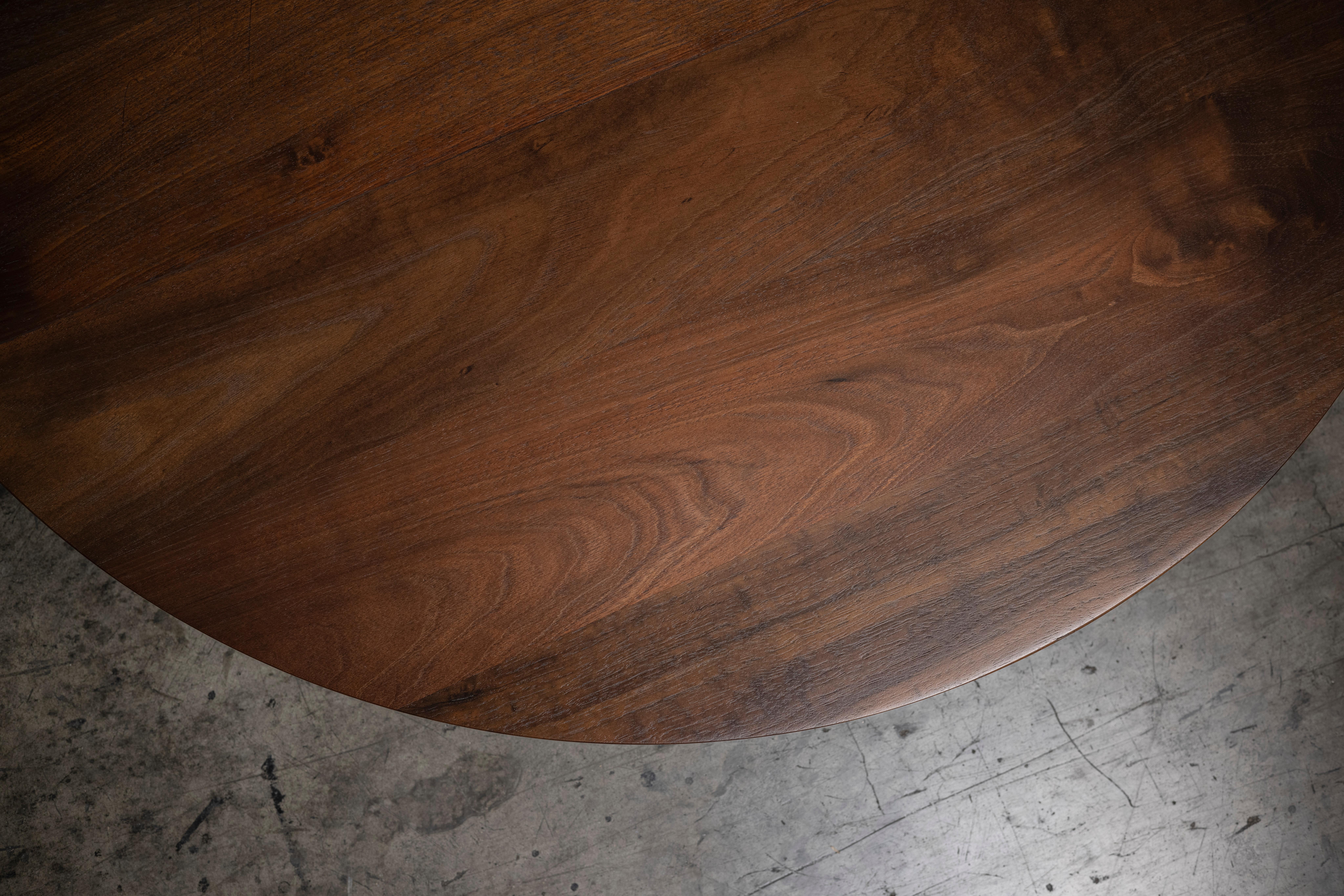 Moderne Table basse ronde solide en noyer péruvien avec finition lisse par No Age Studio en vente