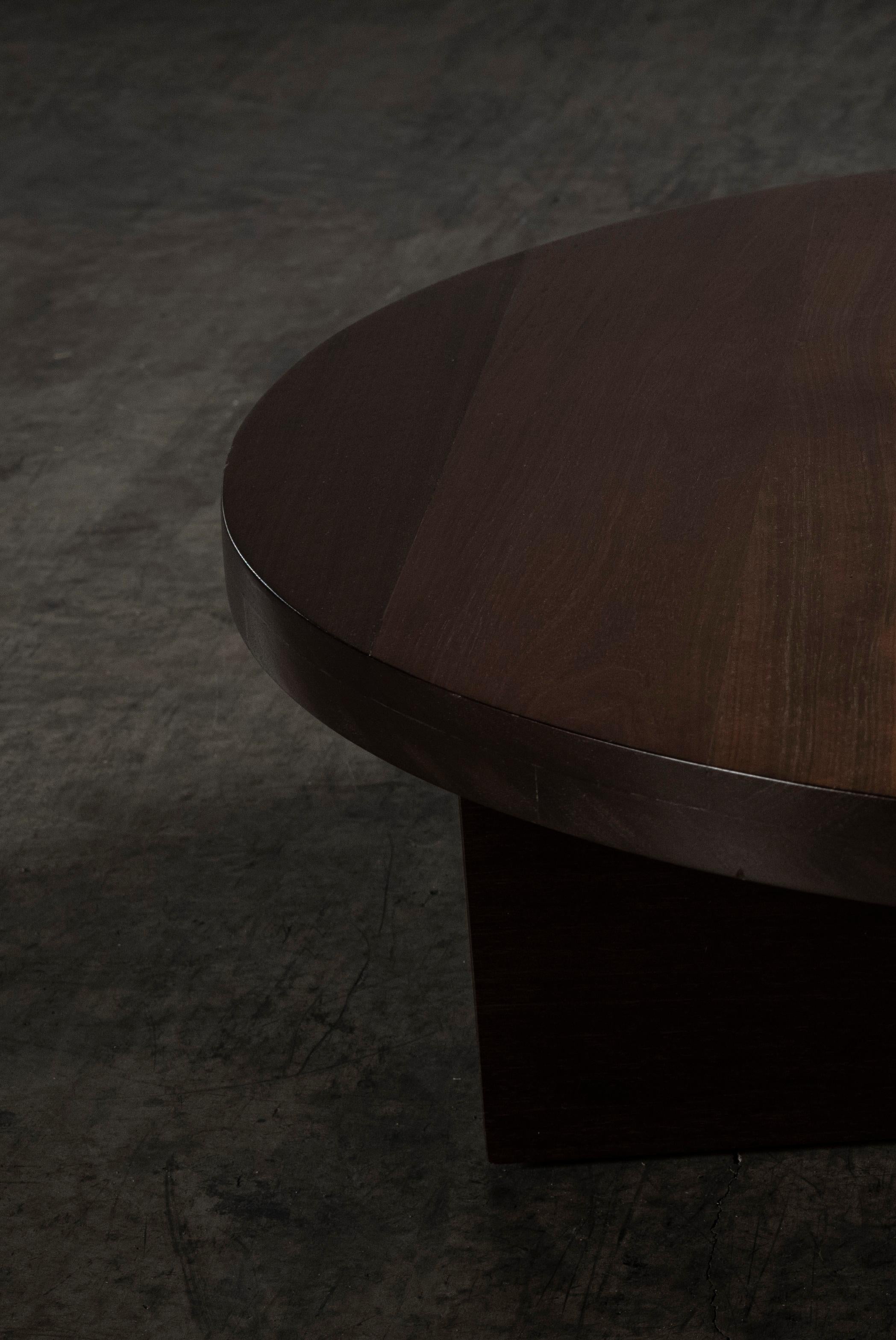 Table basse ronde solide en noyer péruvien avec finition lisse par No Age Studio Neuf - En vente à Geneve, CH