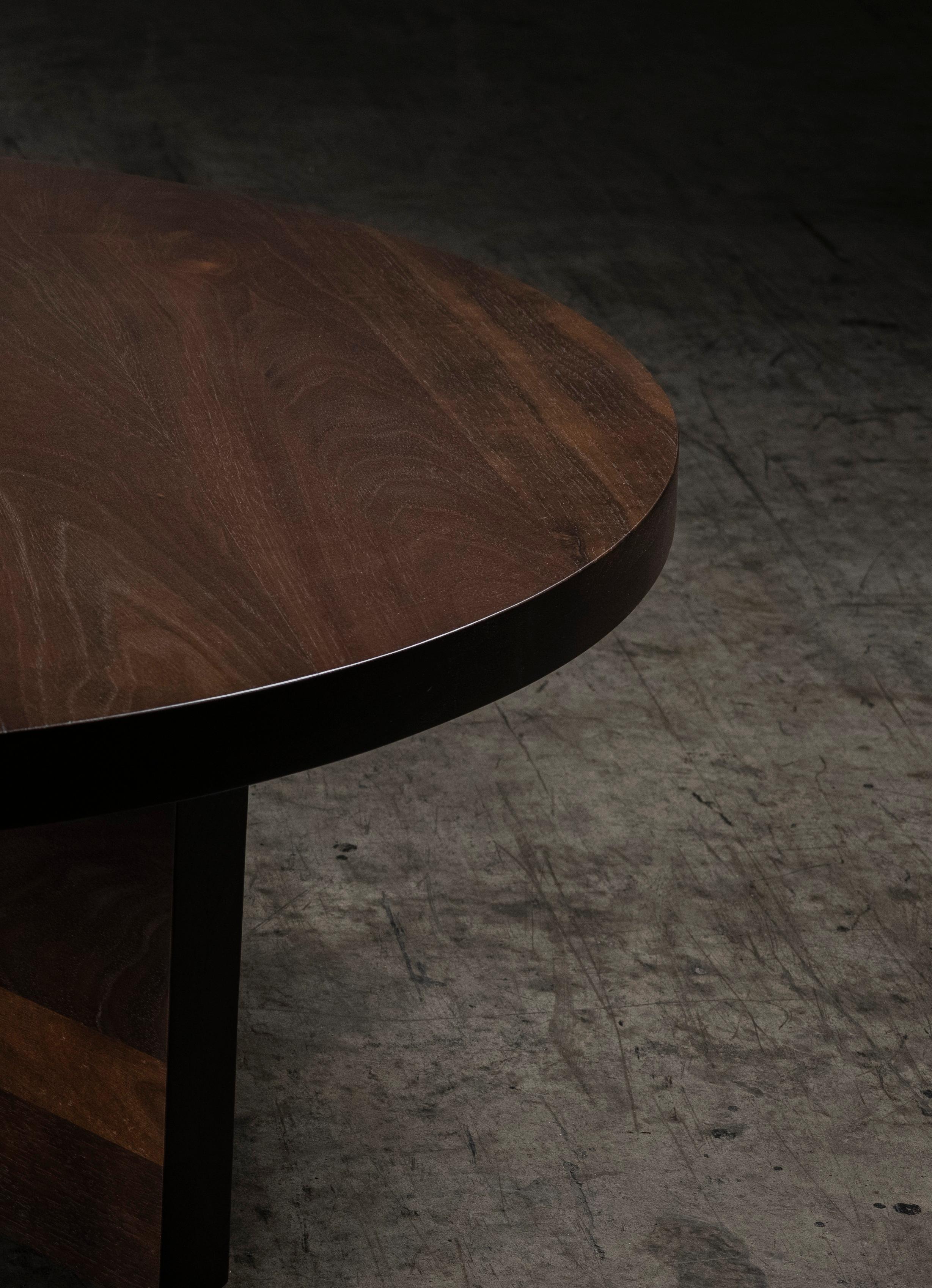 XXIe siècle et contemporain Table basse ronde solide en noyer péruvien avec finition lisse par No Age Studio en vente