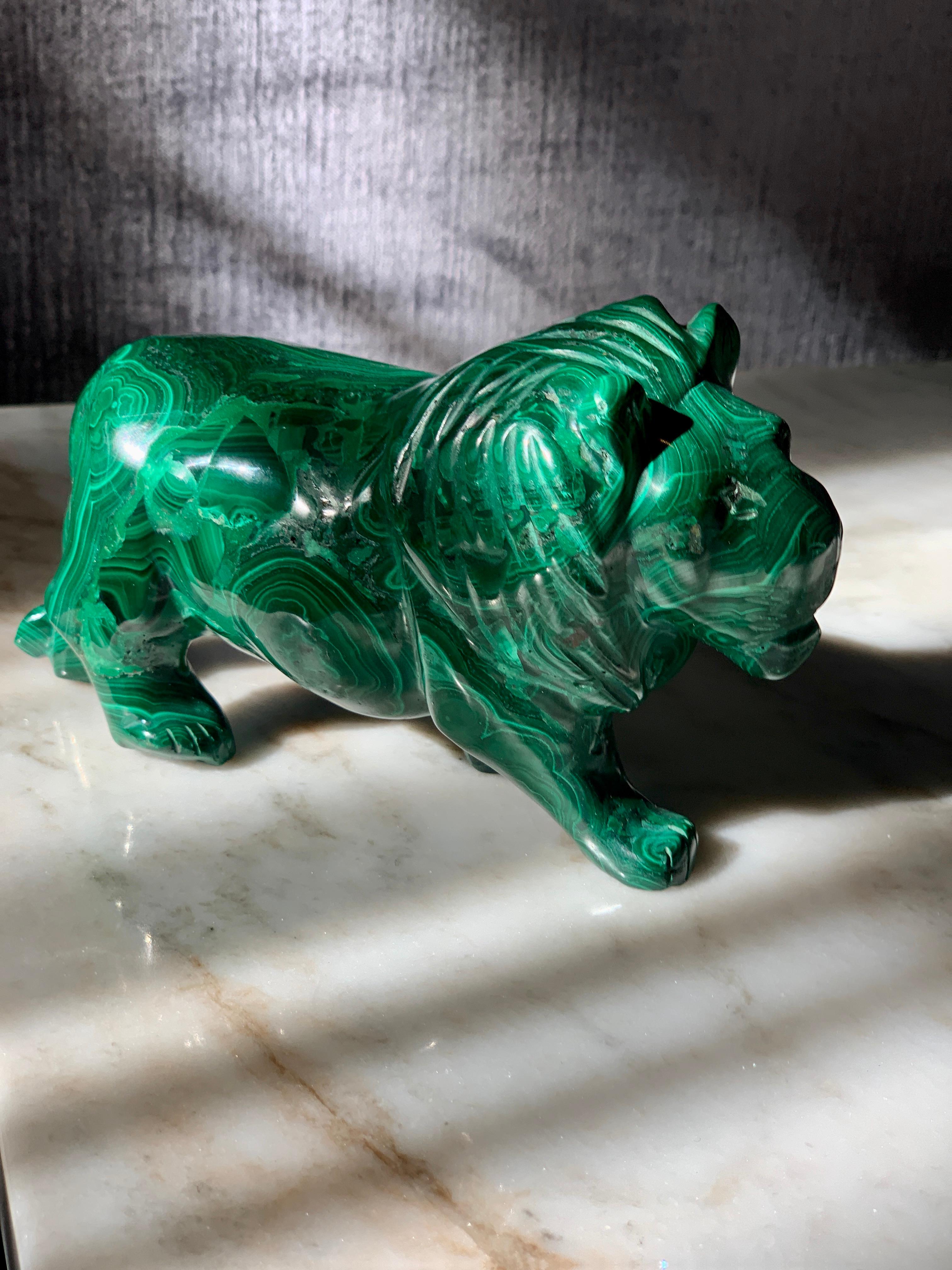 Un lion en malachite - parfaitement adapté à un objet de bureau / une sculpture ou un presse-papiers. Un cadeau parfait pour tous ceux qui aiment les pièces organiques, mais chics.