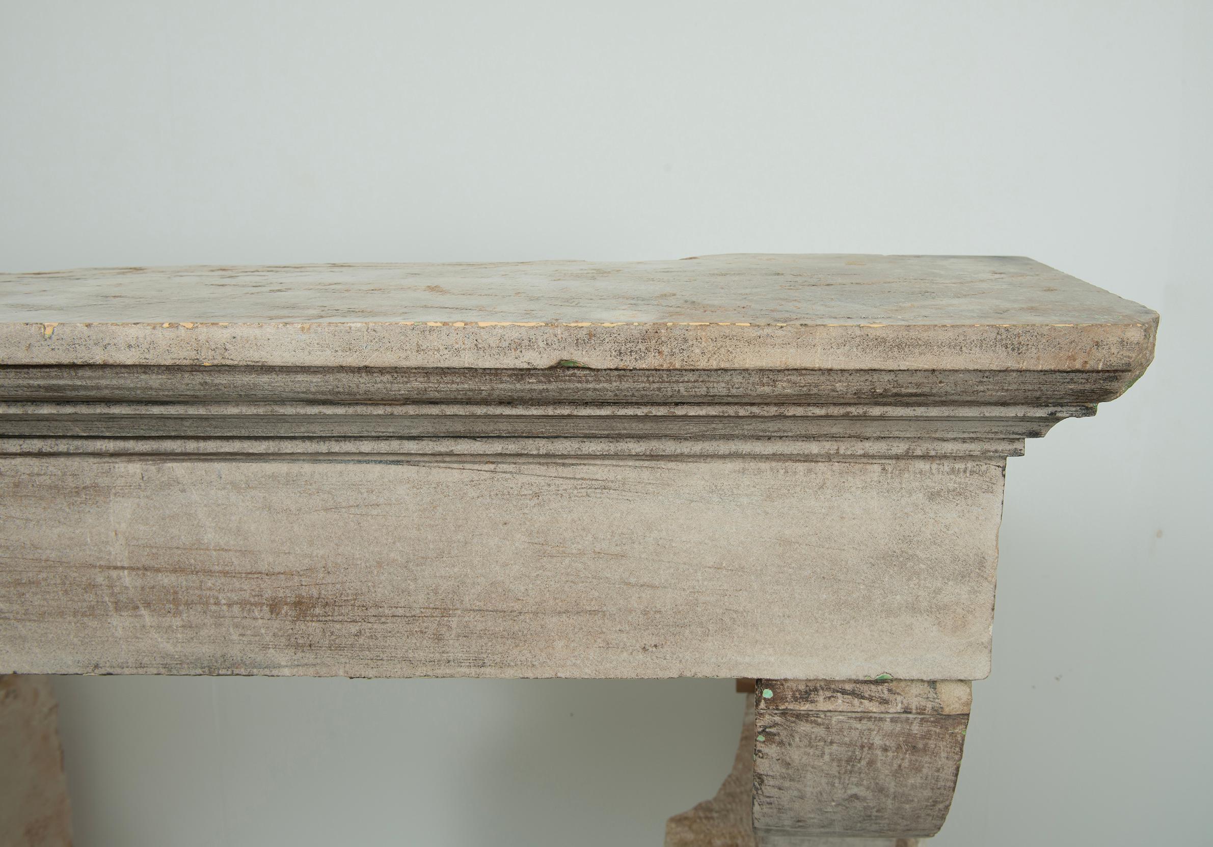Sólida y rústica repisa de chimenea de piedra caliza francesa del siglo XVIII en venta 6