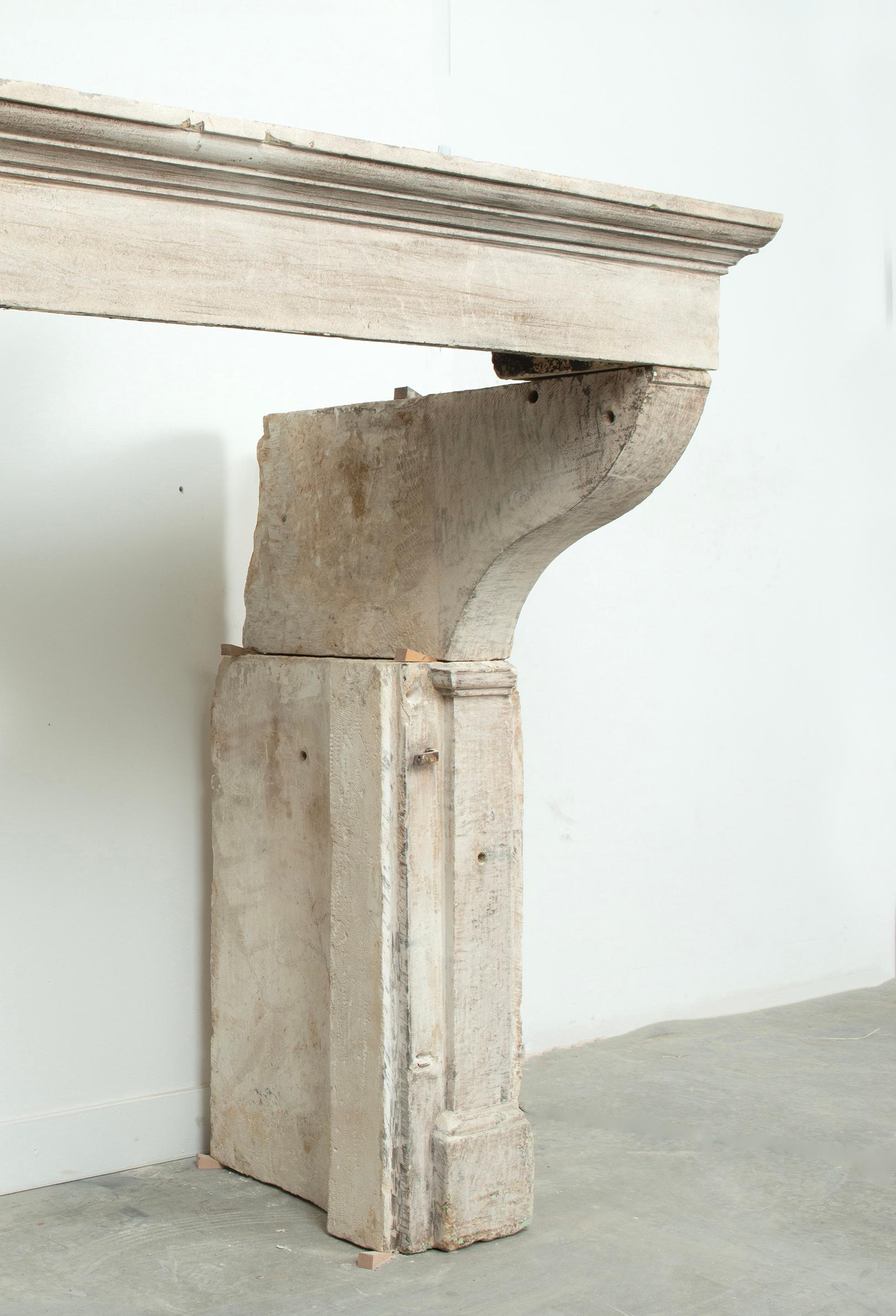 Sólida y rústica repisa de chimenea de piedra caliza francesa del siglo XVIII en venta 7